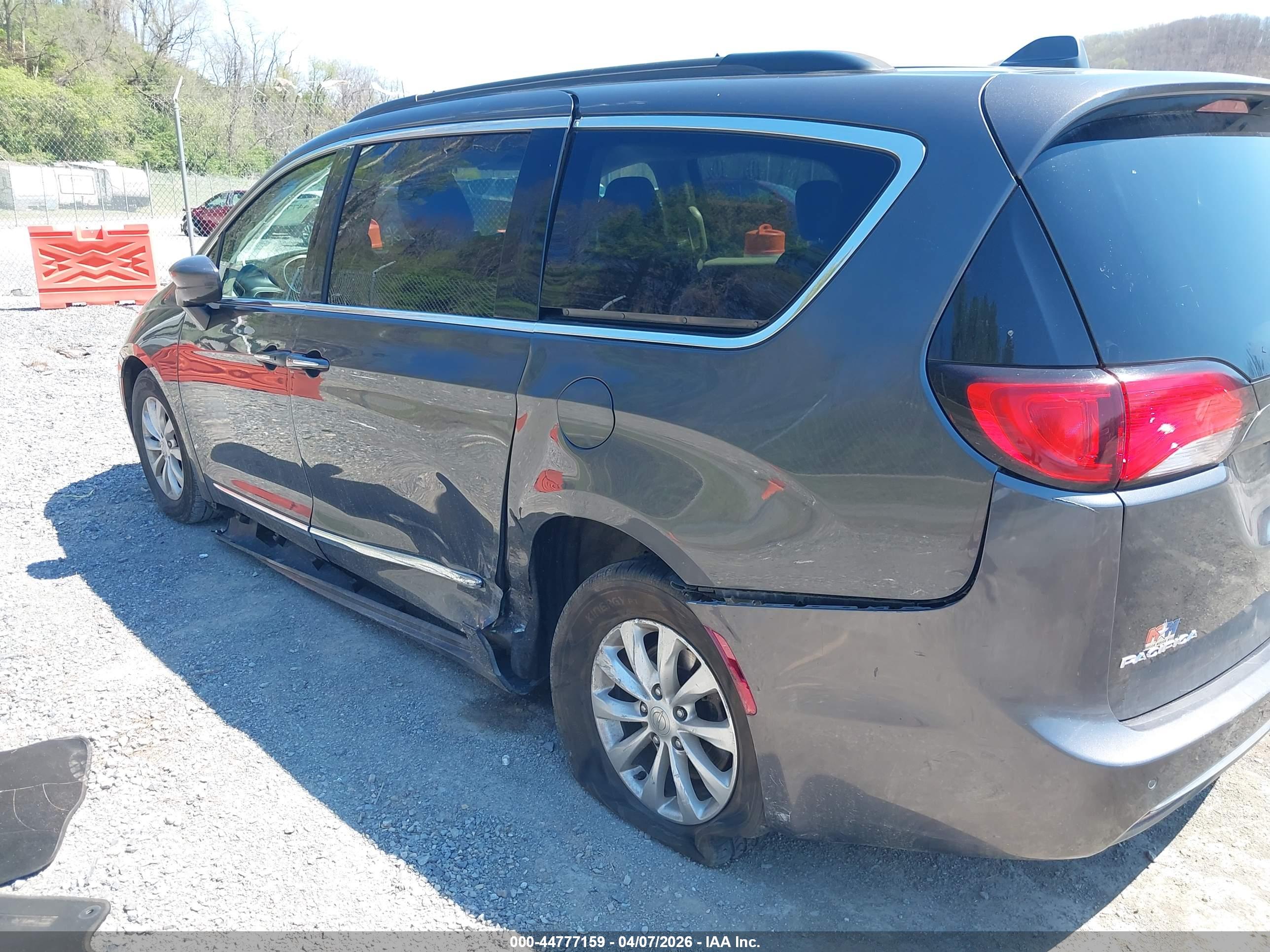 CHRYSLER PACIFICA image 3