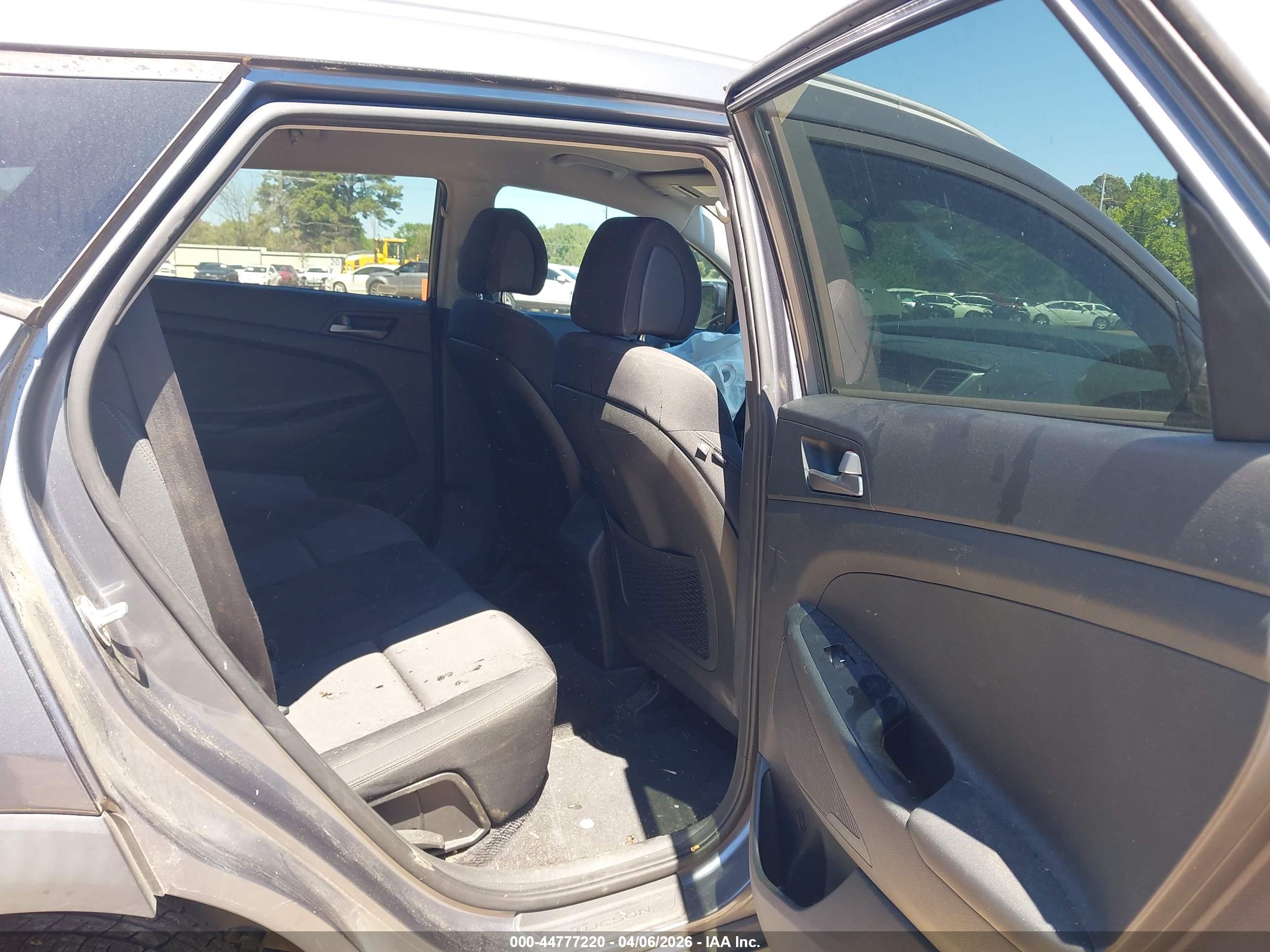 HYUNDAI TUCSON image 8