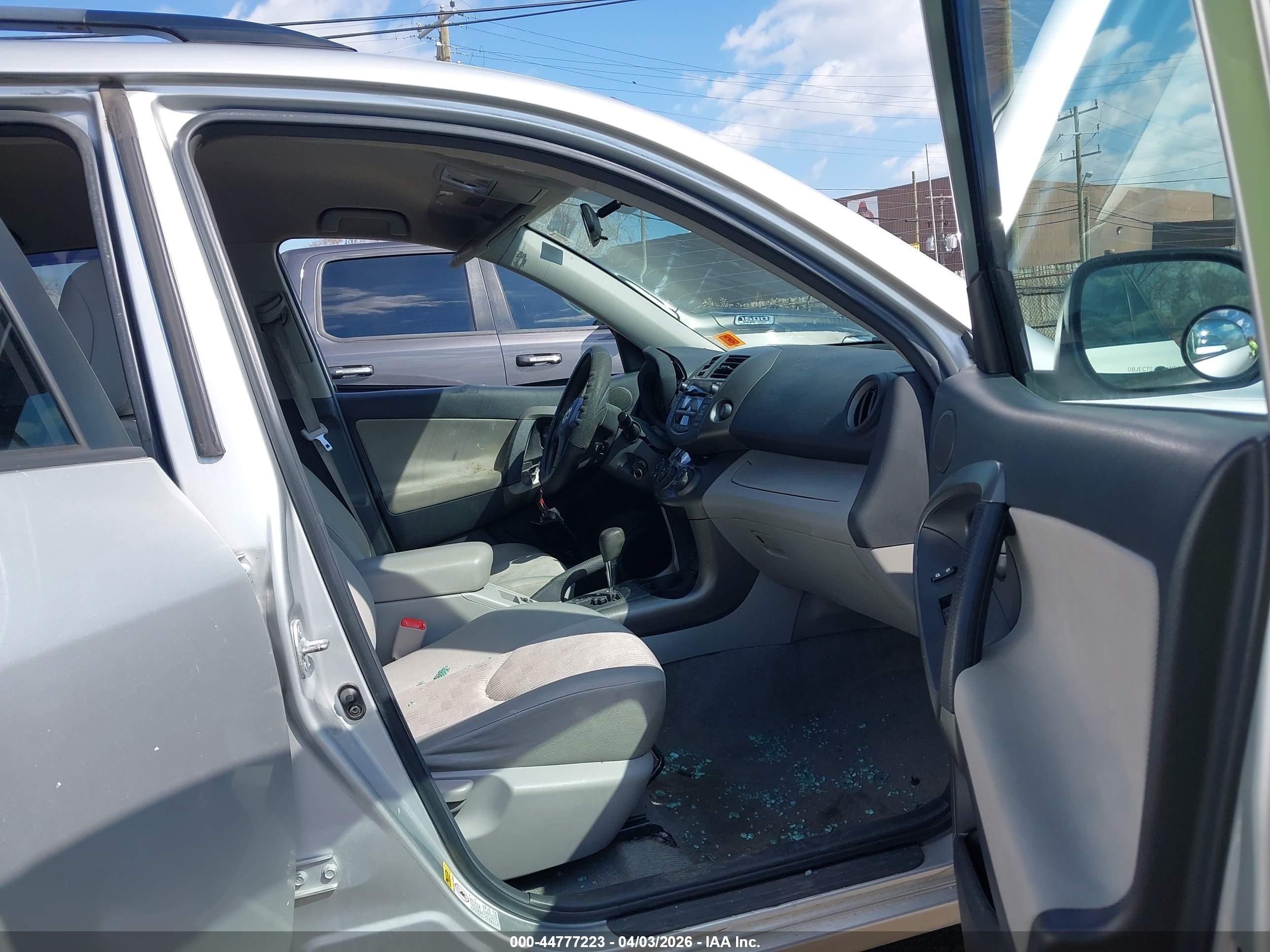 TOYOTA RAV4 image 5