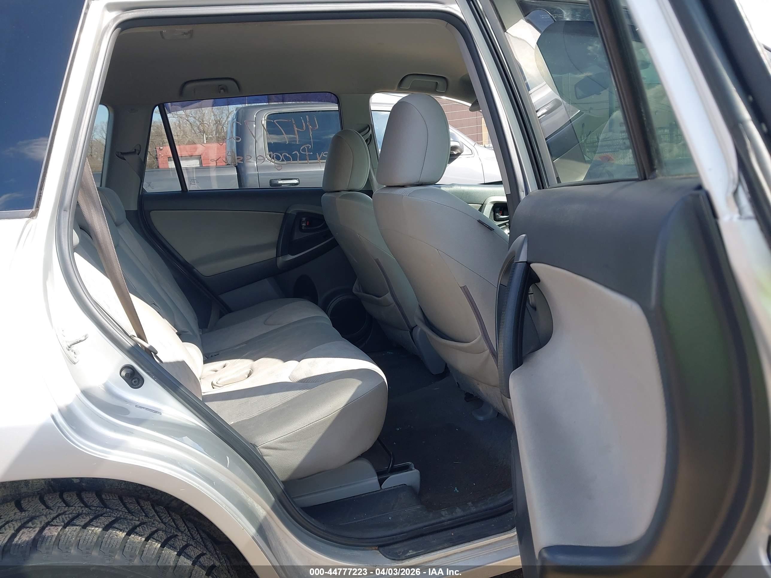 TOYOTA RAV4 image 8