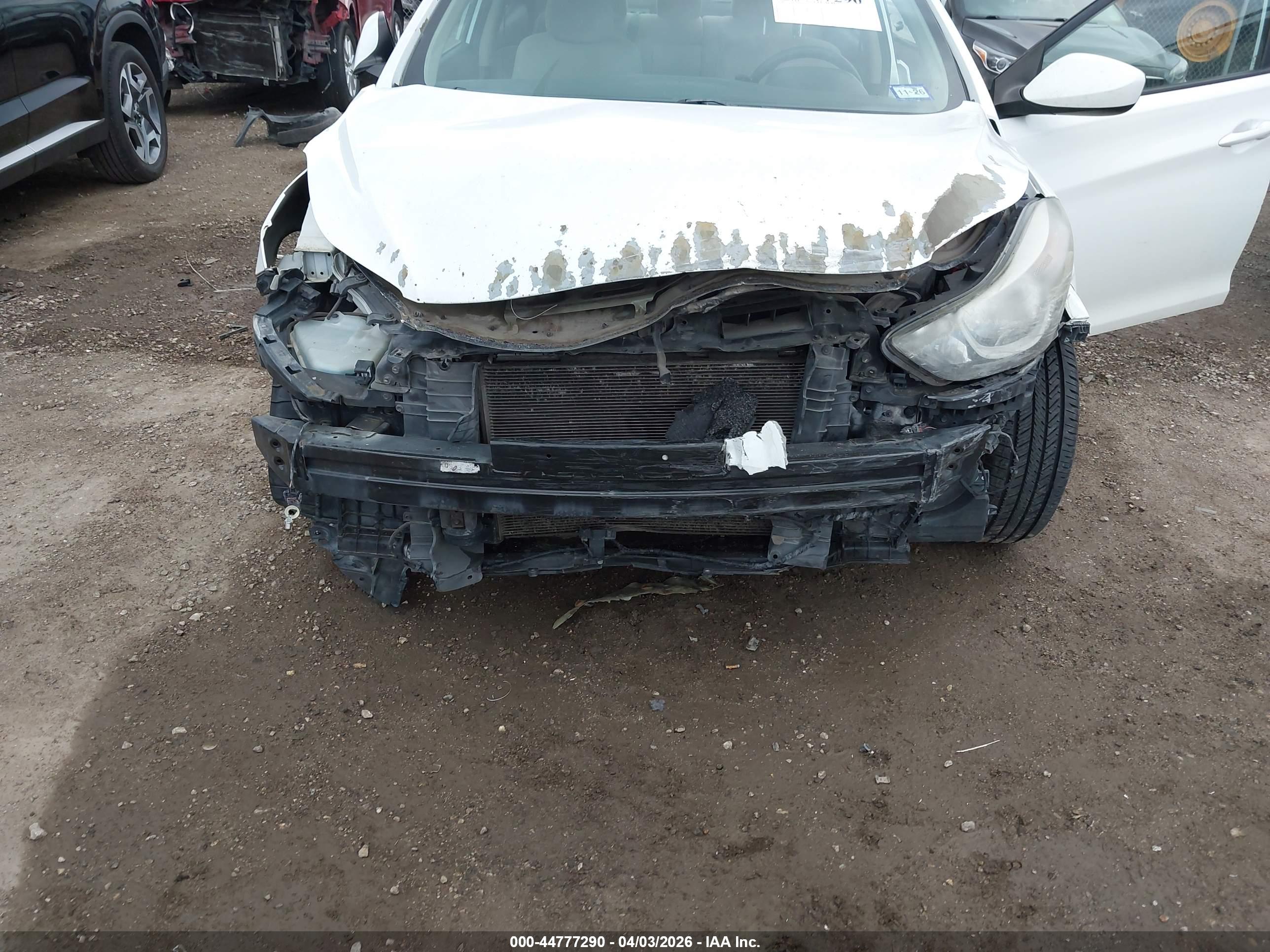 HYUNDAI ELANTRA image 6