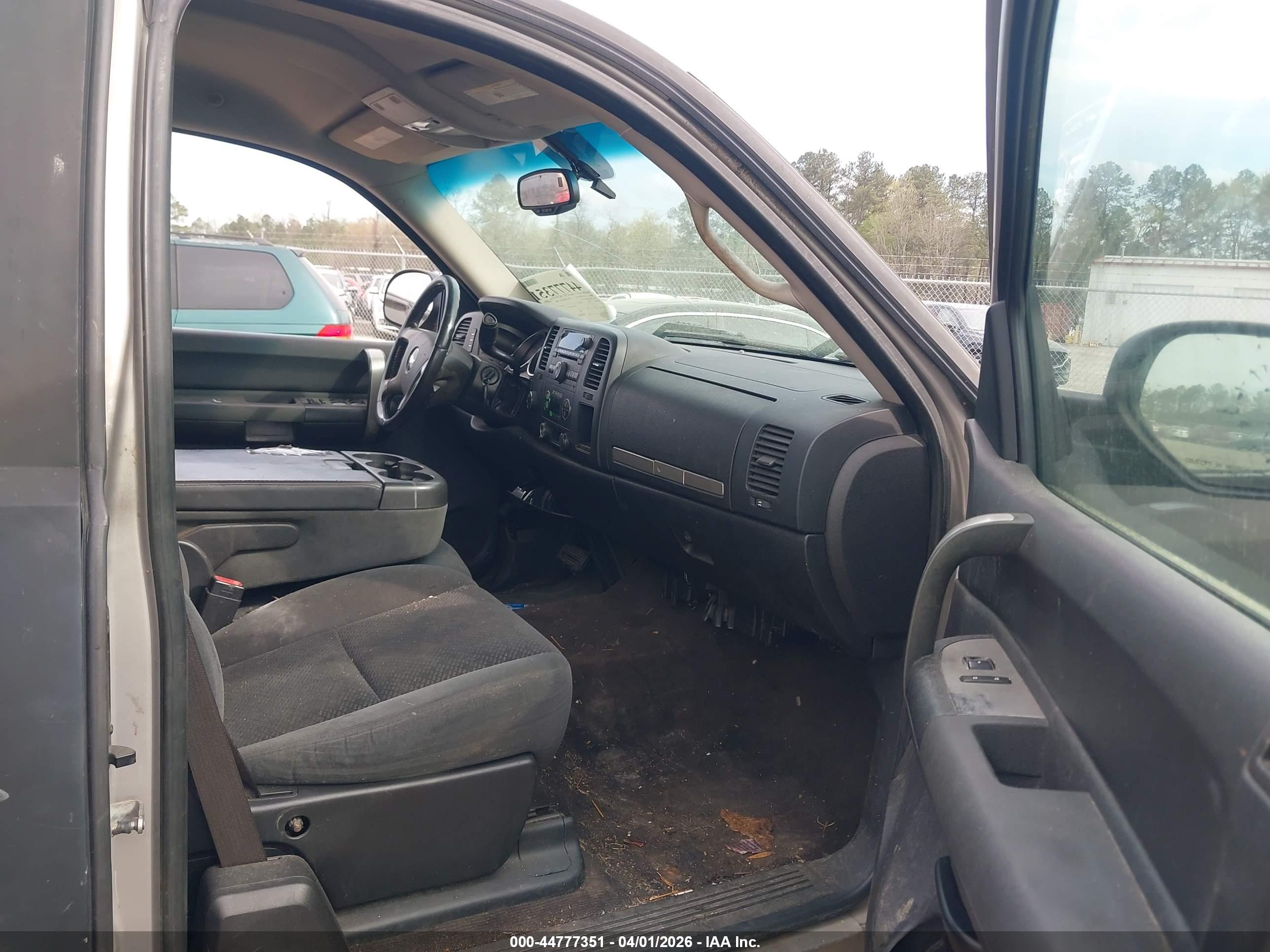 CHEVROLET SILVERADO image 5
