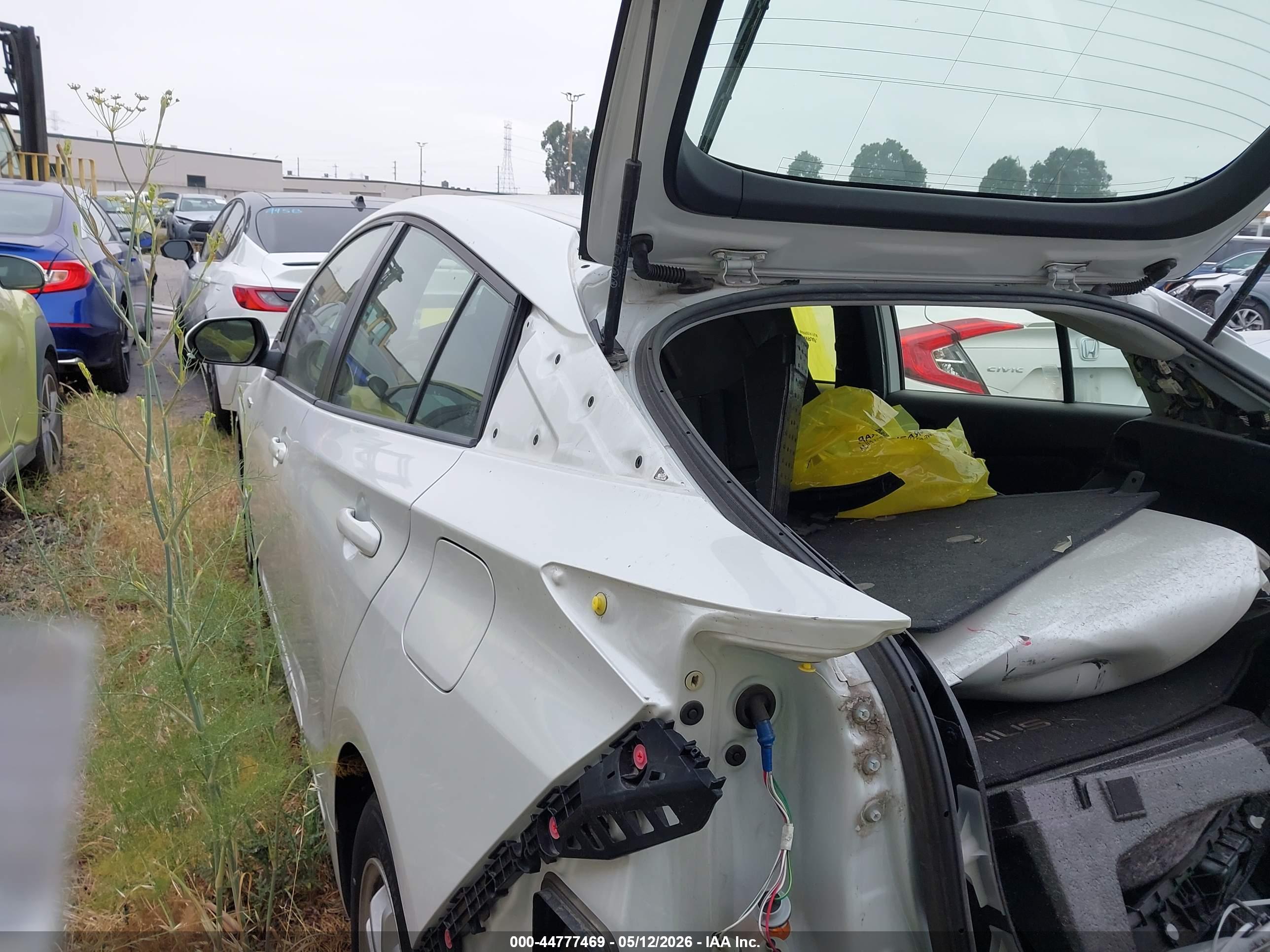 TOYOTA PRIUS image 3