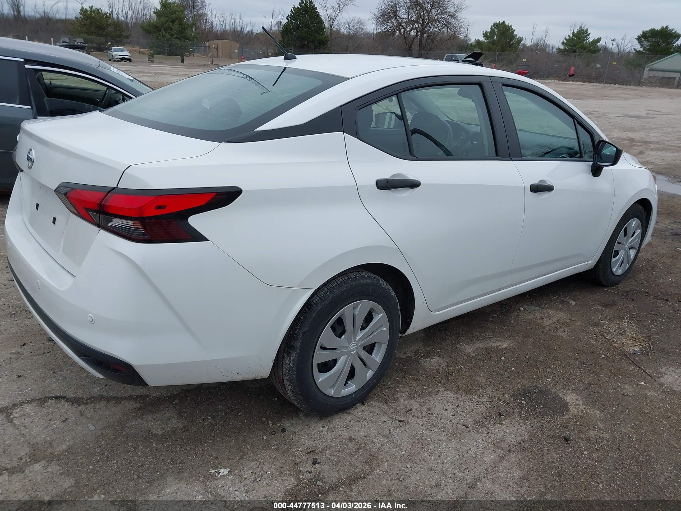 NISSAN VERSA image 4