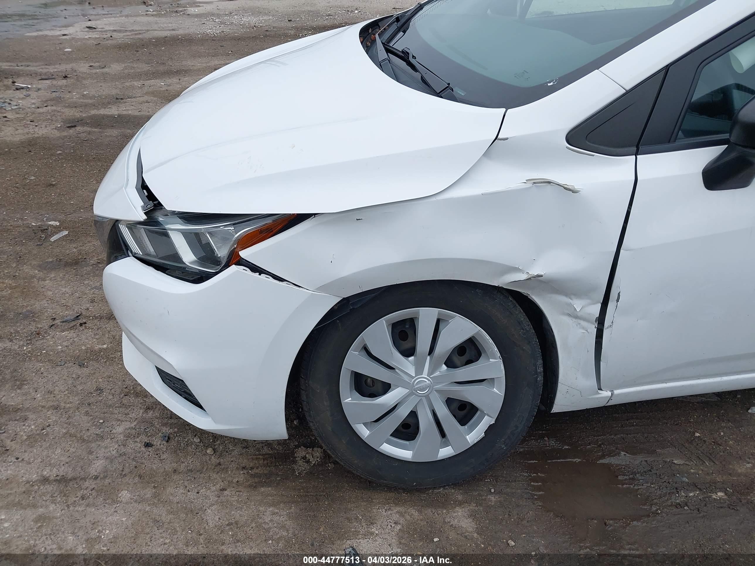 NISSAN VERSA image 6