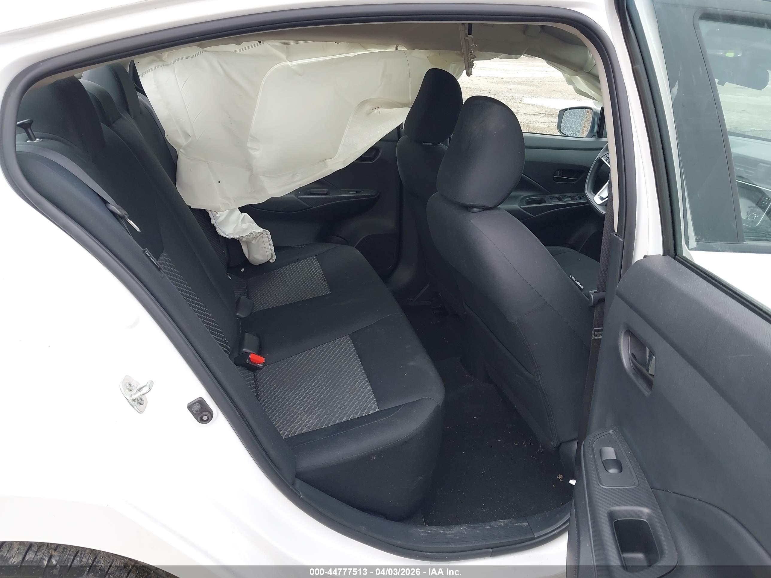 NISSAN VERSA image 8