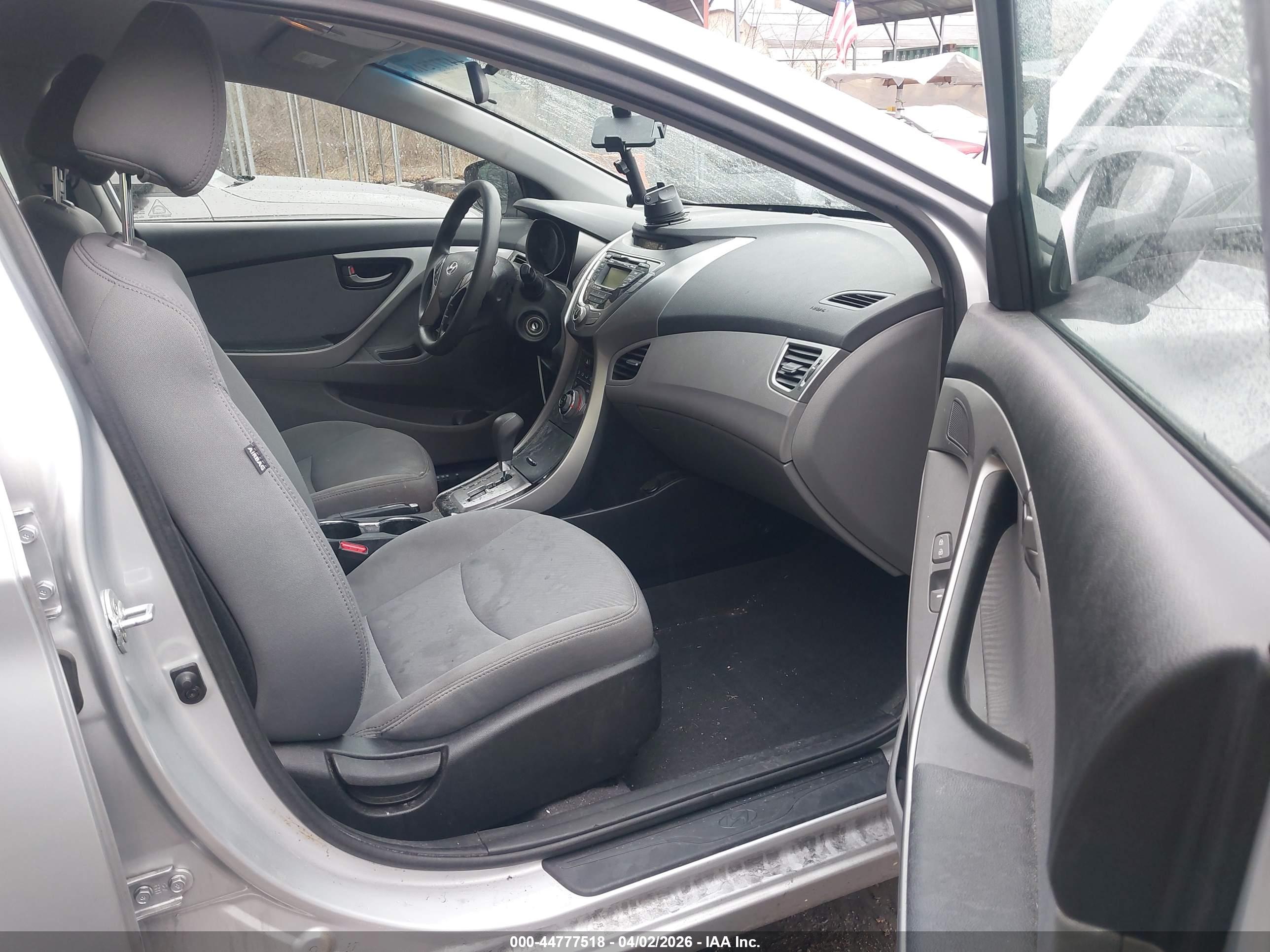 HYUNDAI ELANTRA image 5