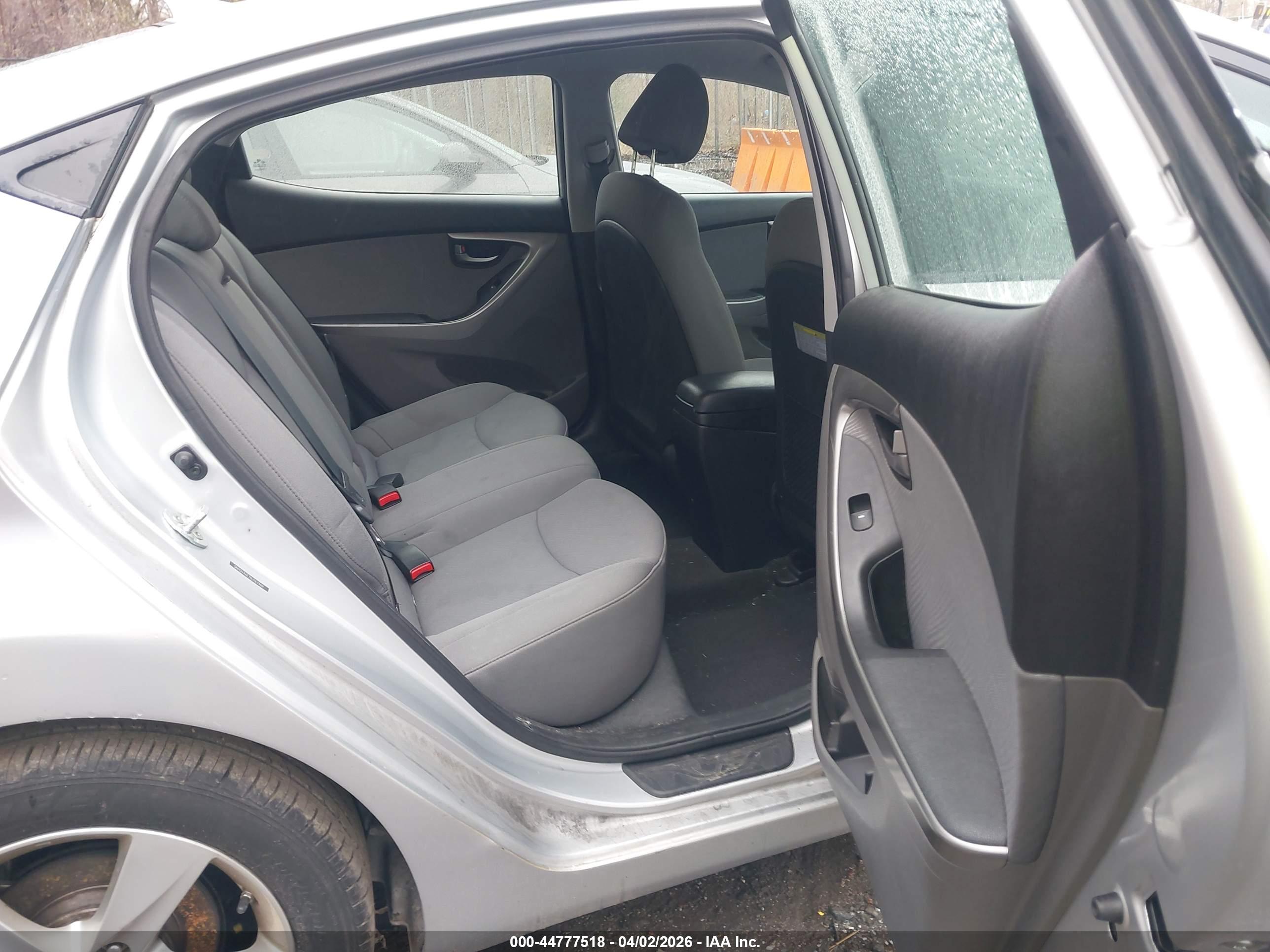 HYUNDAI ELANTRA image 8