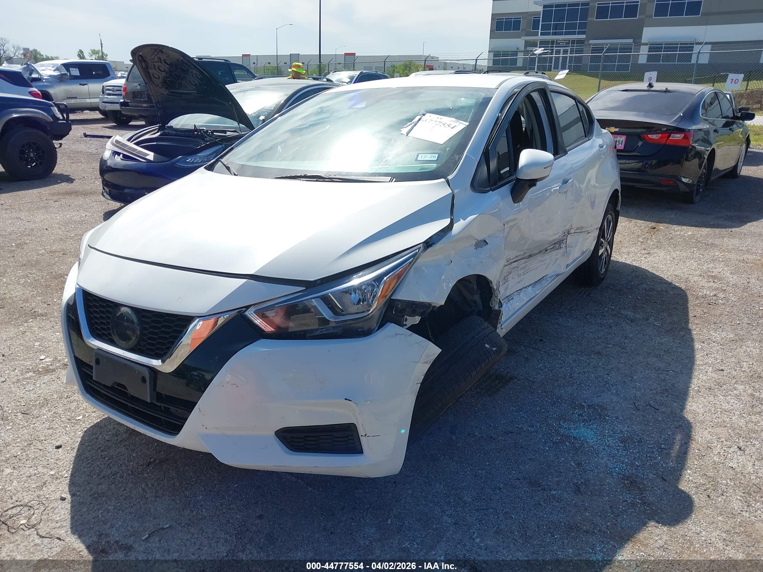 NISSAN VERSA image 2