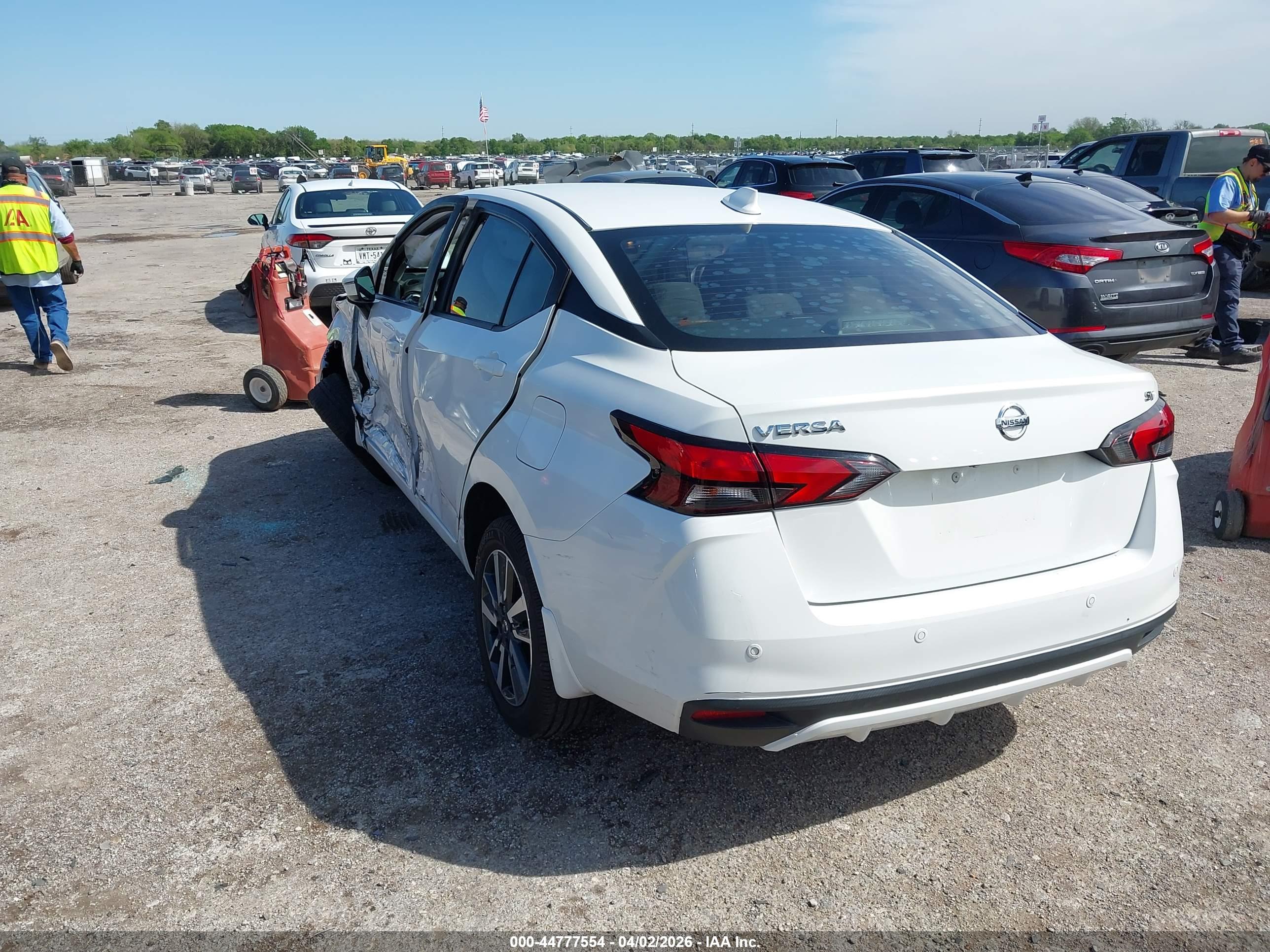 NISSAN VERSA image 3