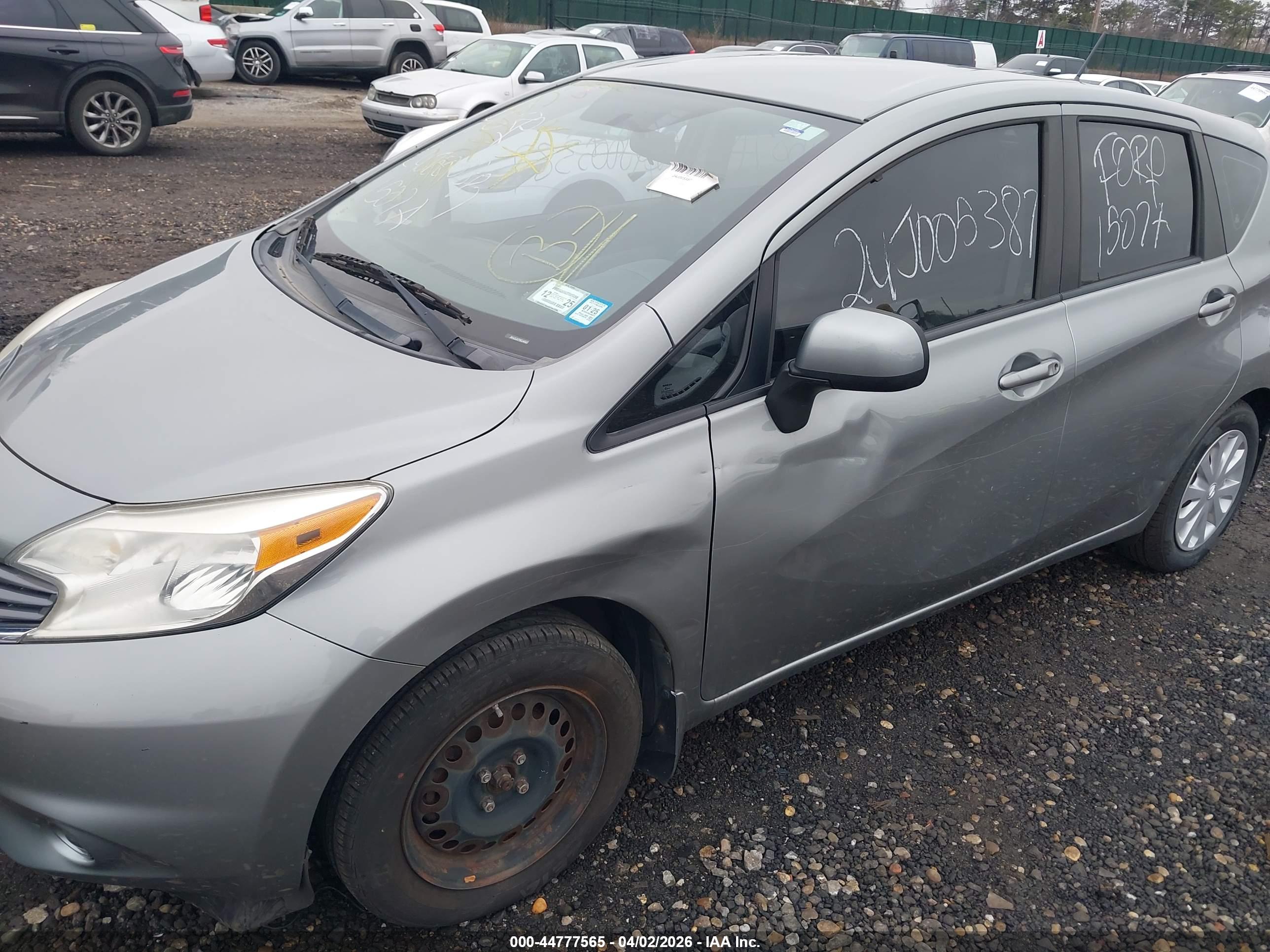 NISSAN VERSA image 6
