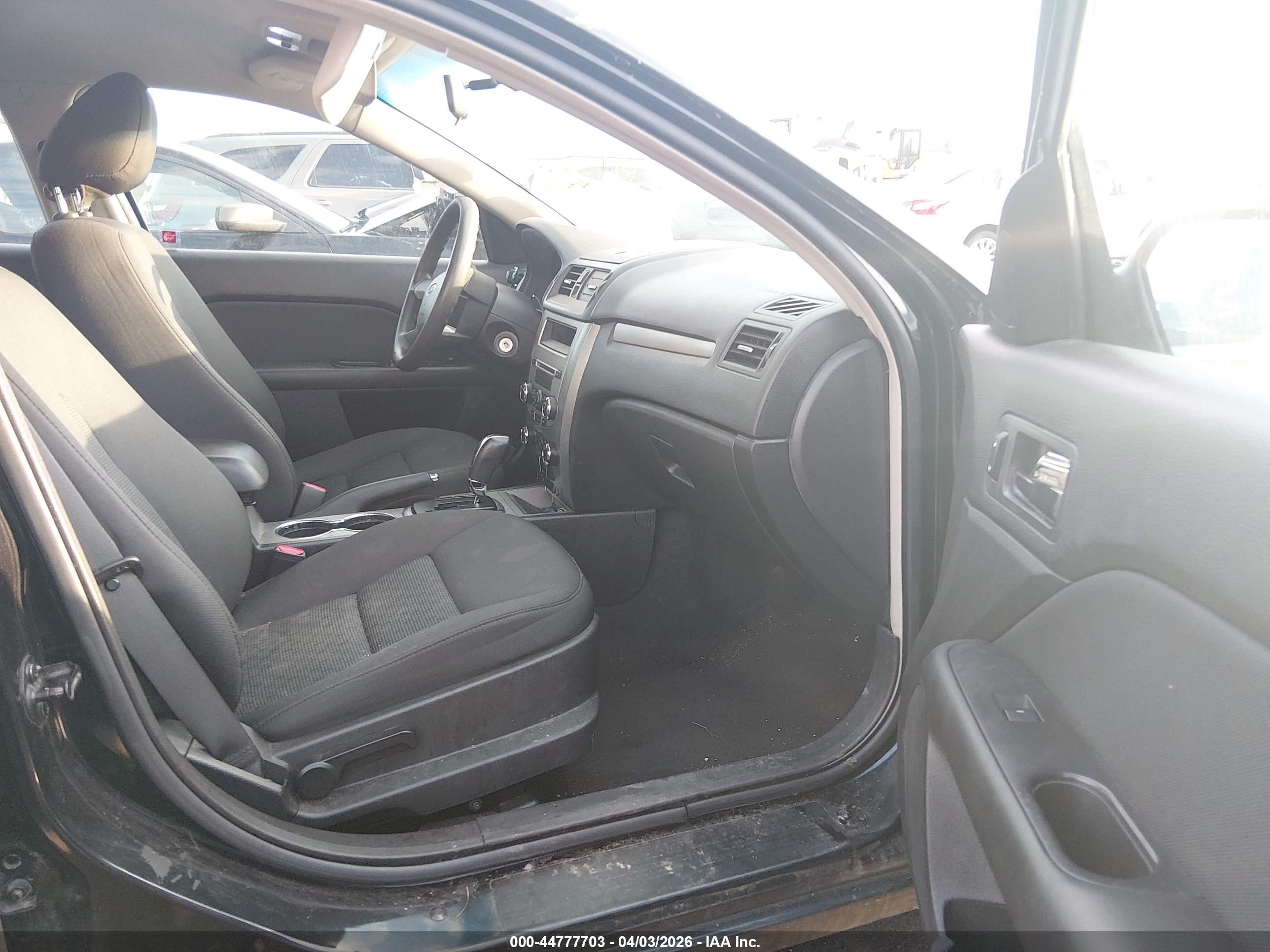 FORD FUSION image 5
