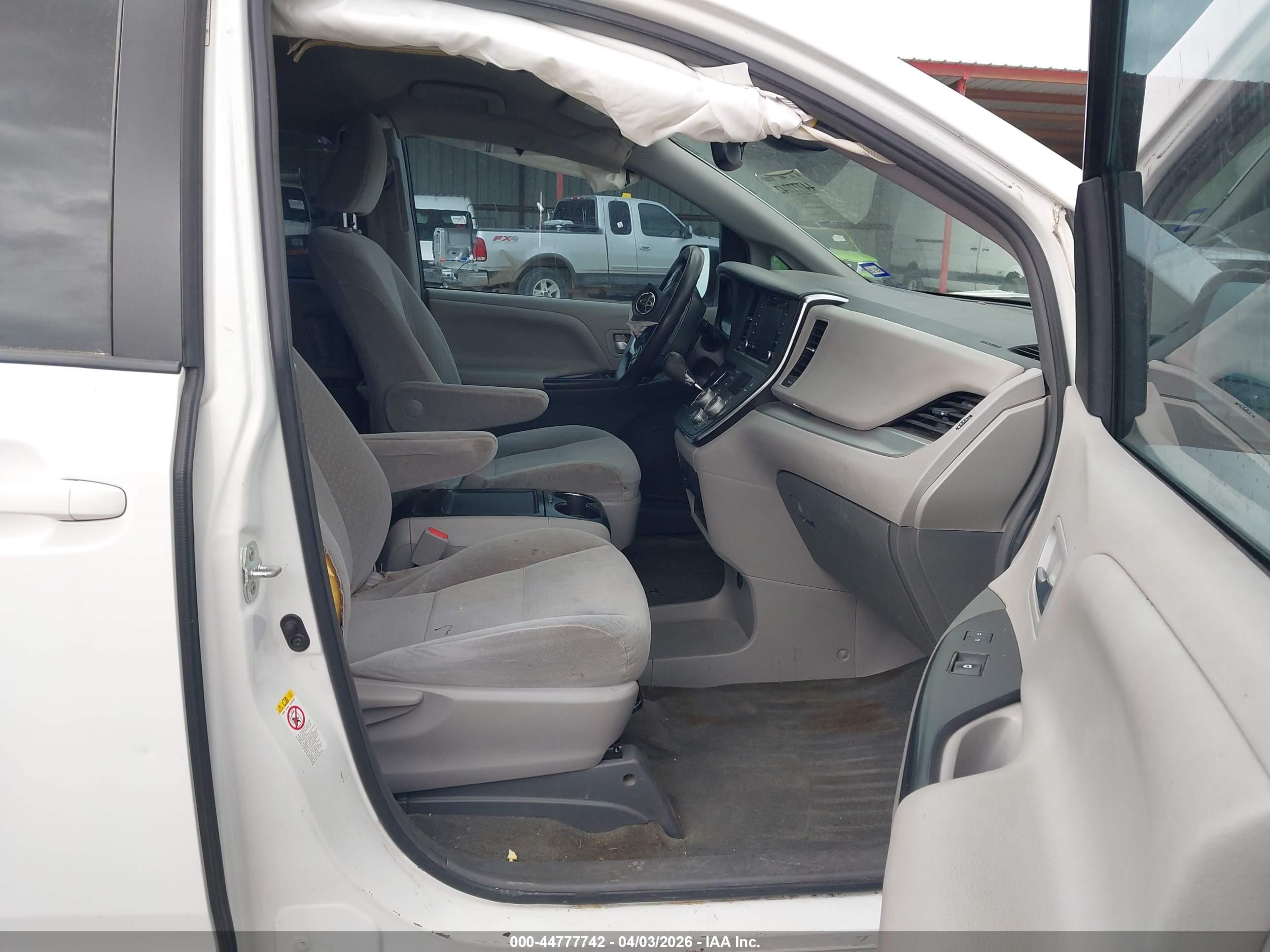 TOYOTA SIENNA image 5
