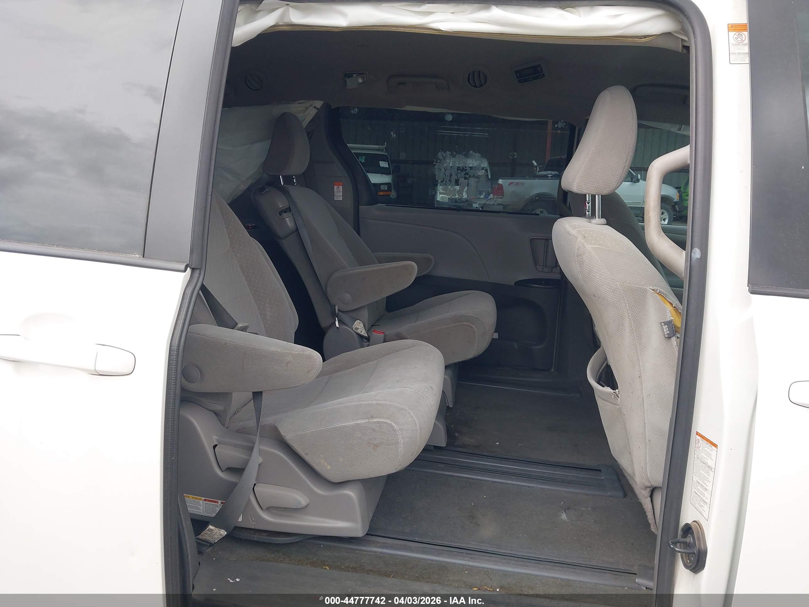 TOYOTA SIENNA image 8