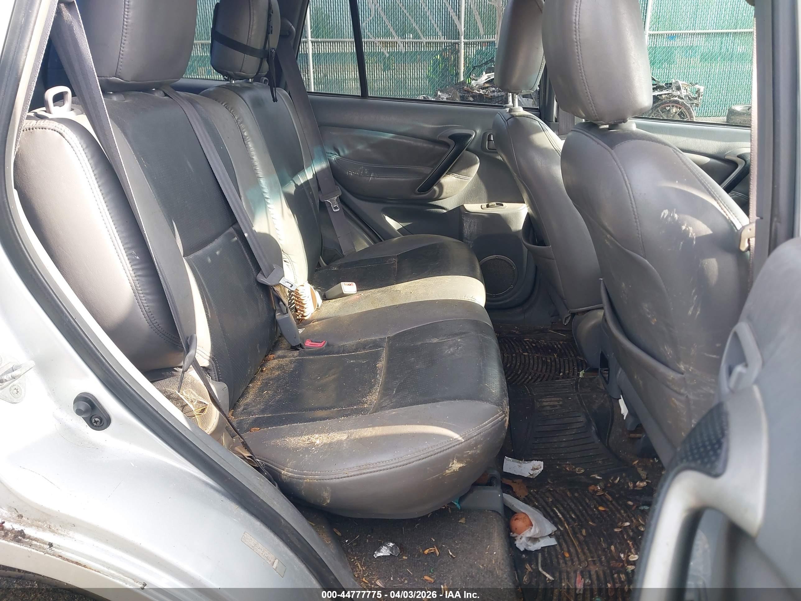 TOYOTA RAV4 image 8