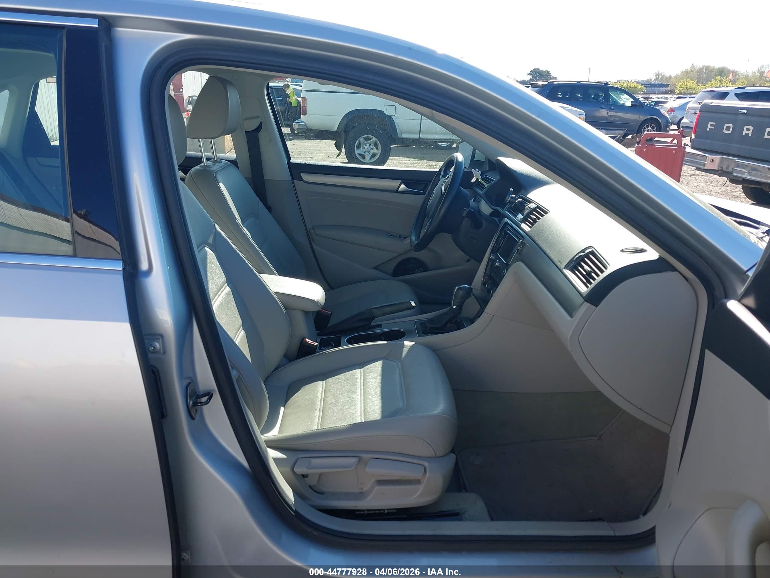VOLKSWAGEN PASSAT image 5