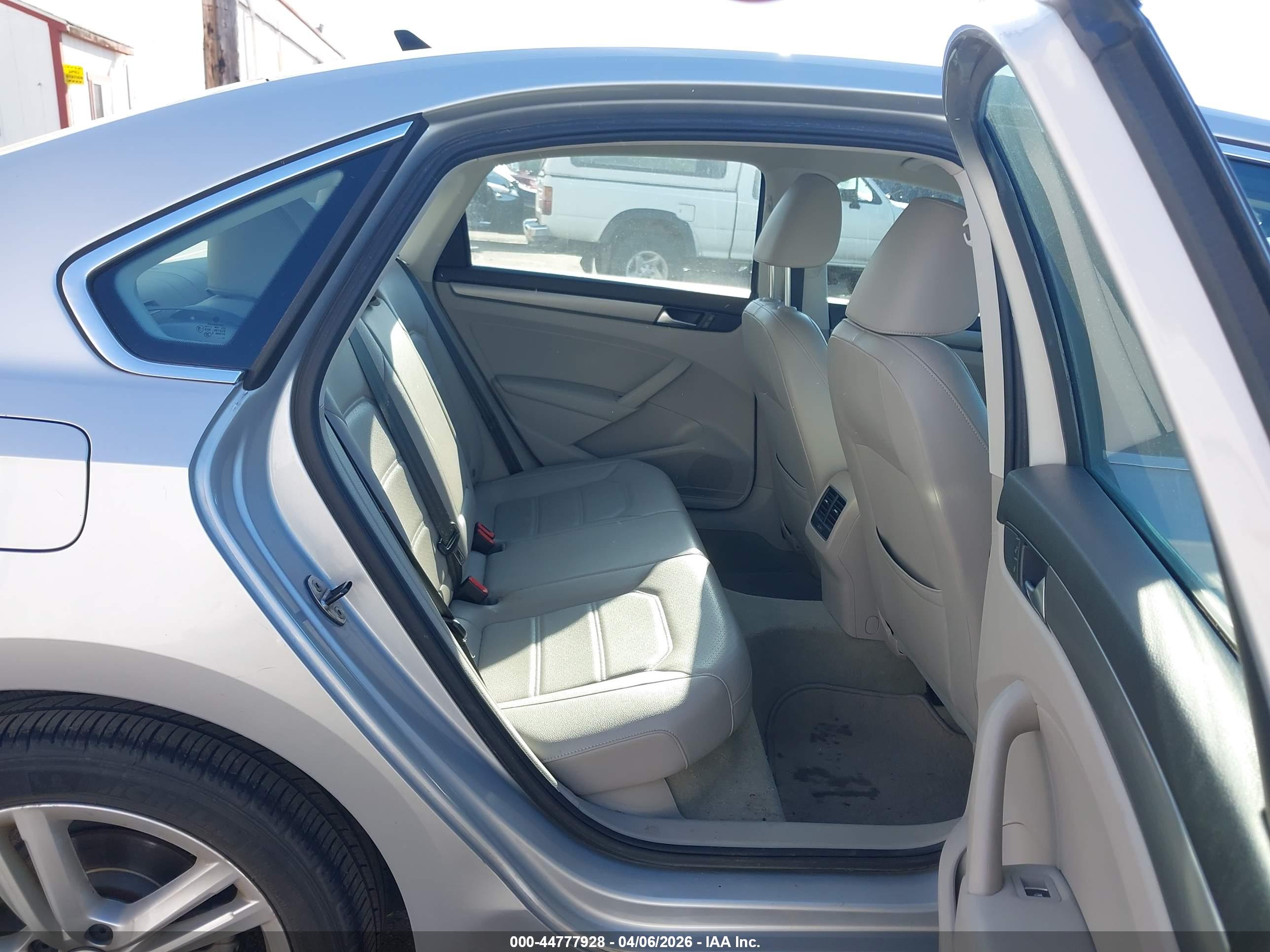 VOLKSWAGEN PASSAT image 8