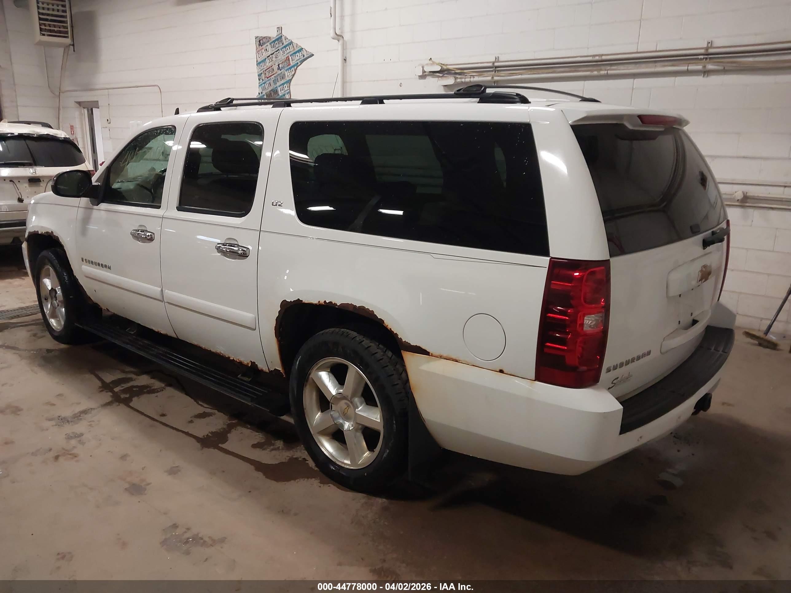 CHEVROLET SUBURBAN image 3