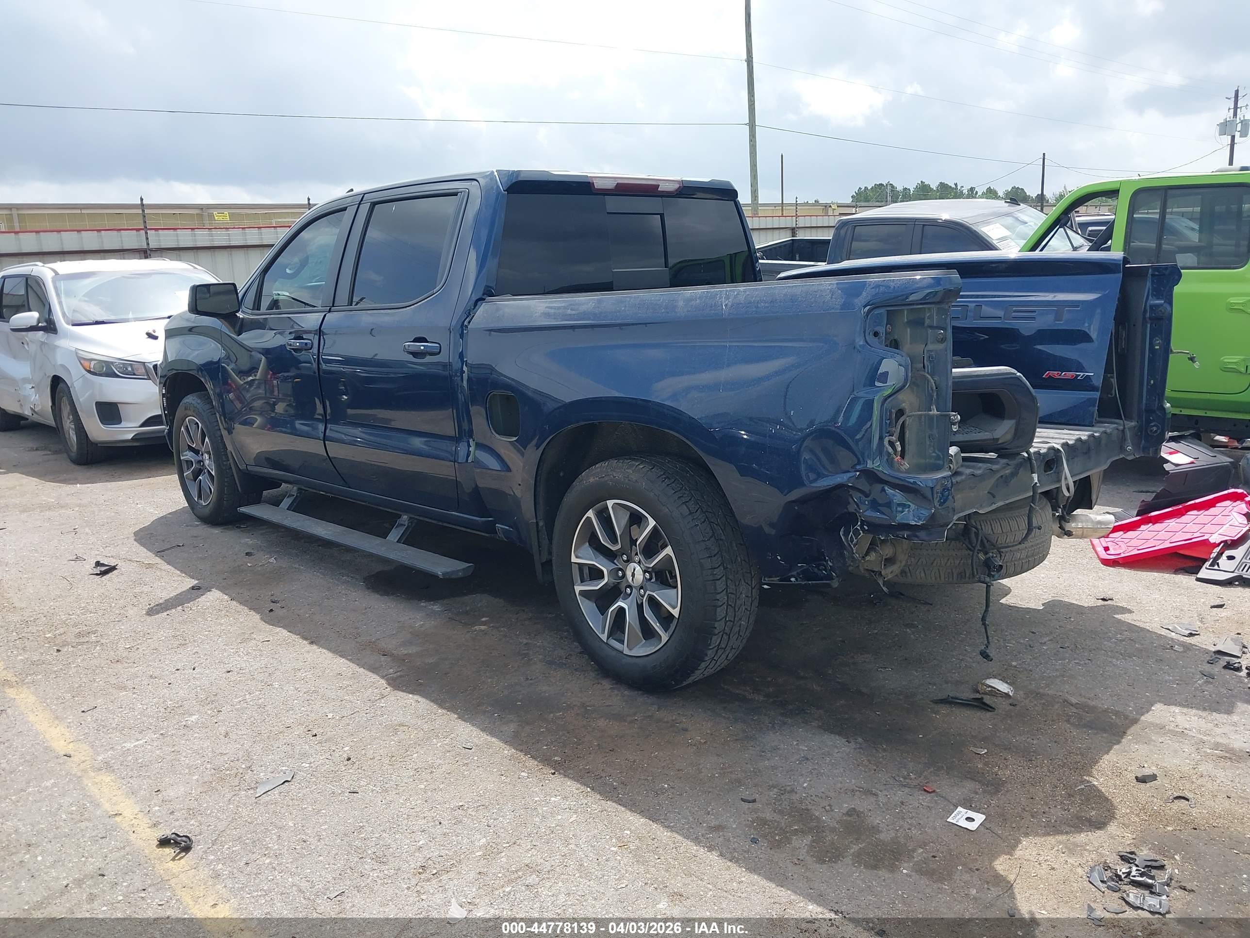 CHEVROLET SILVERADO image 3