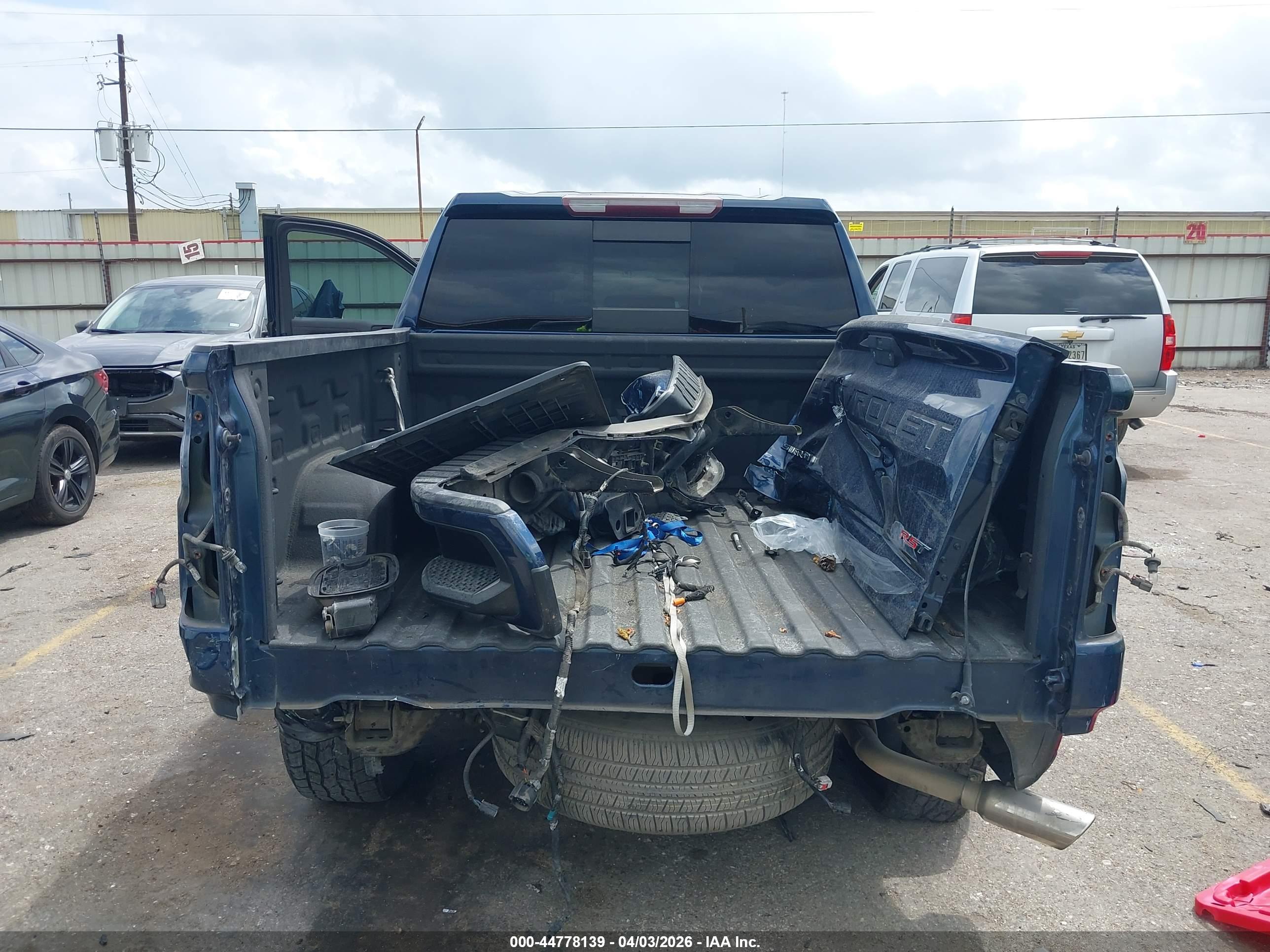 CHEVROLET SILVERADO image 6