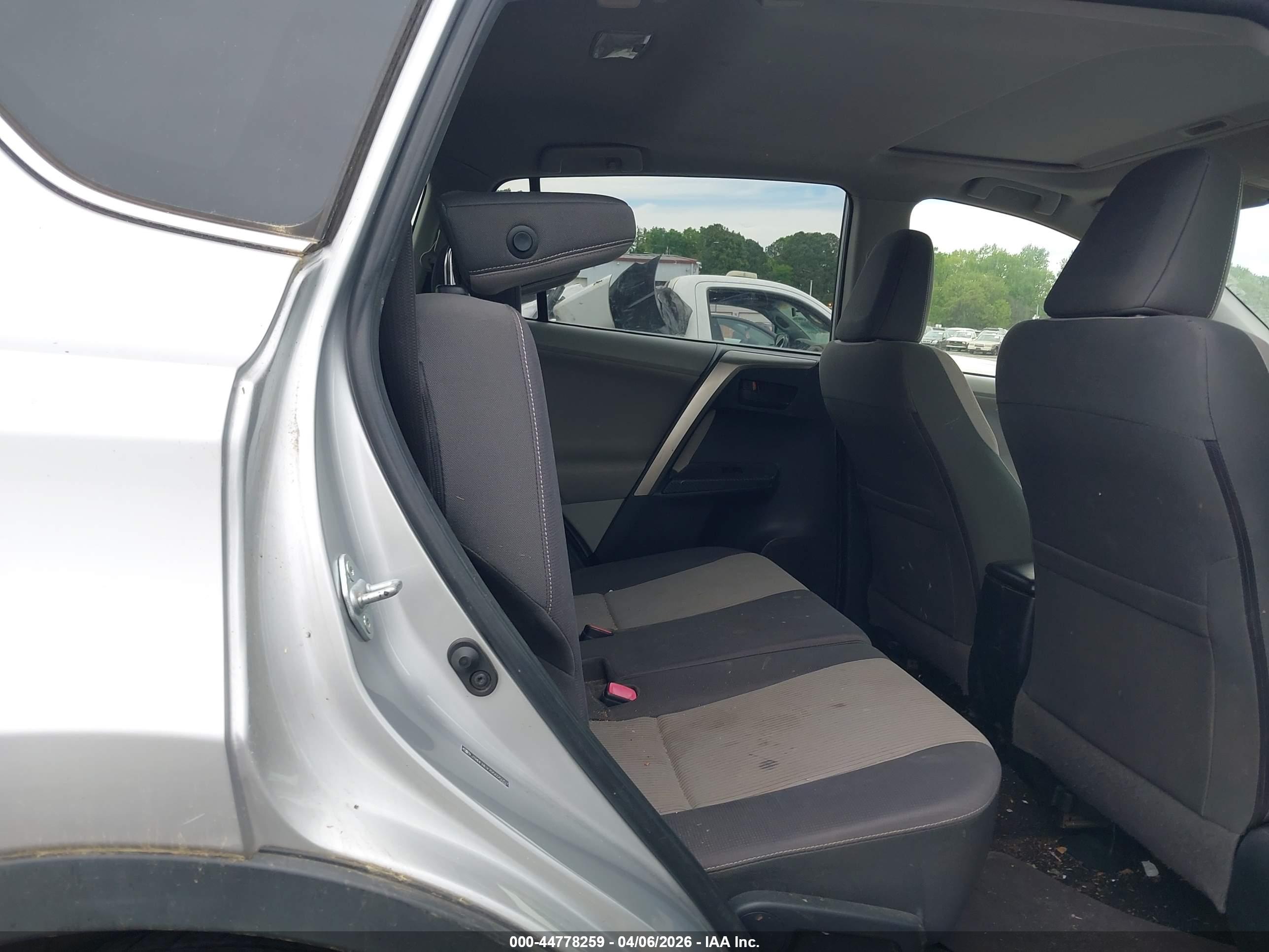 TOYOTA RAV4 image 8