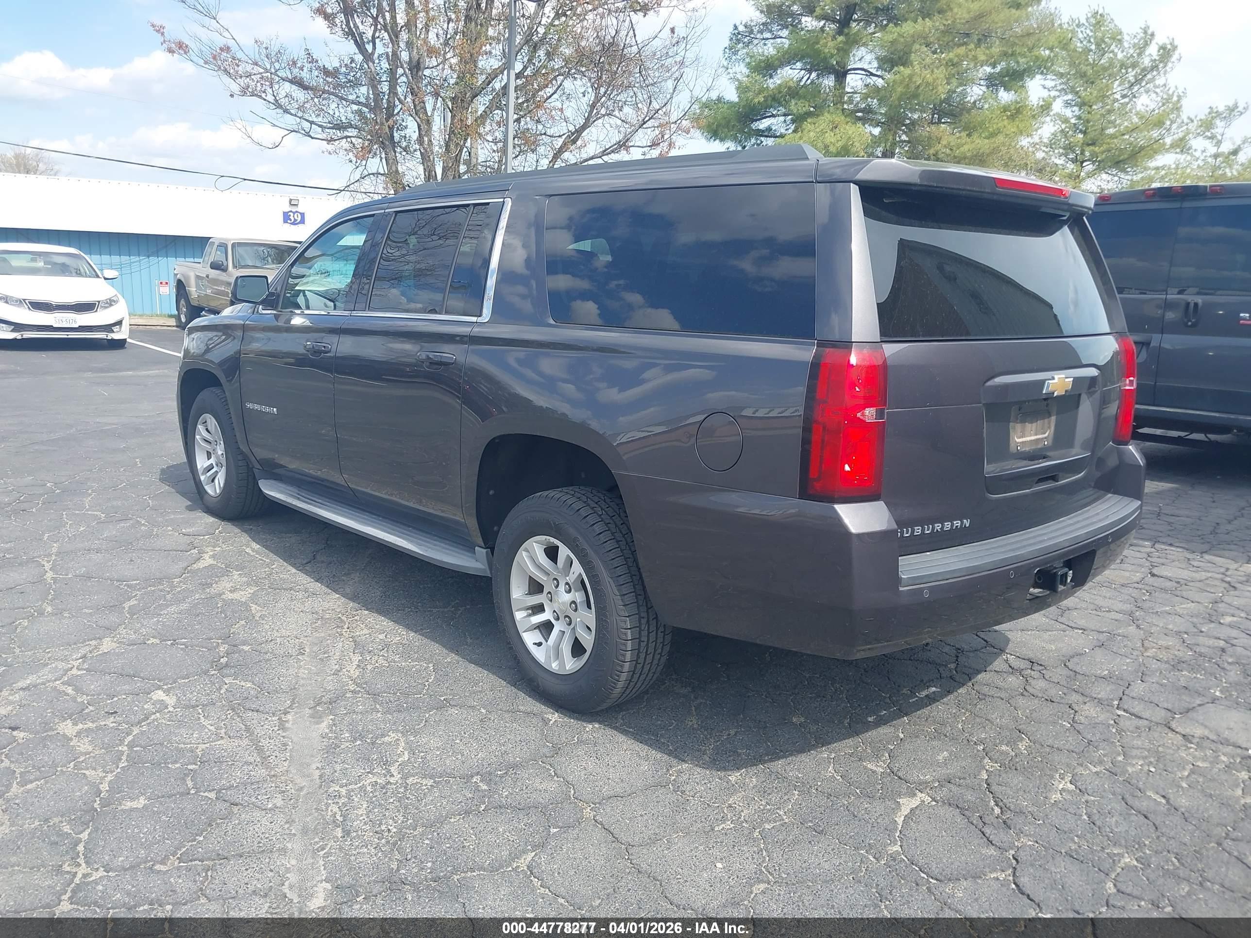 CHEVROLET SUBURBAN image 3