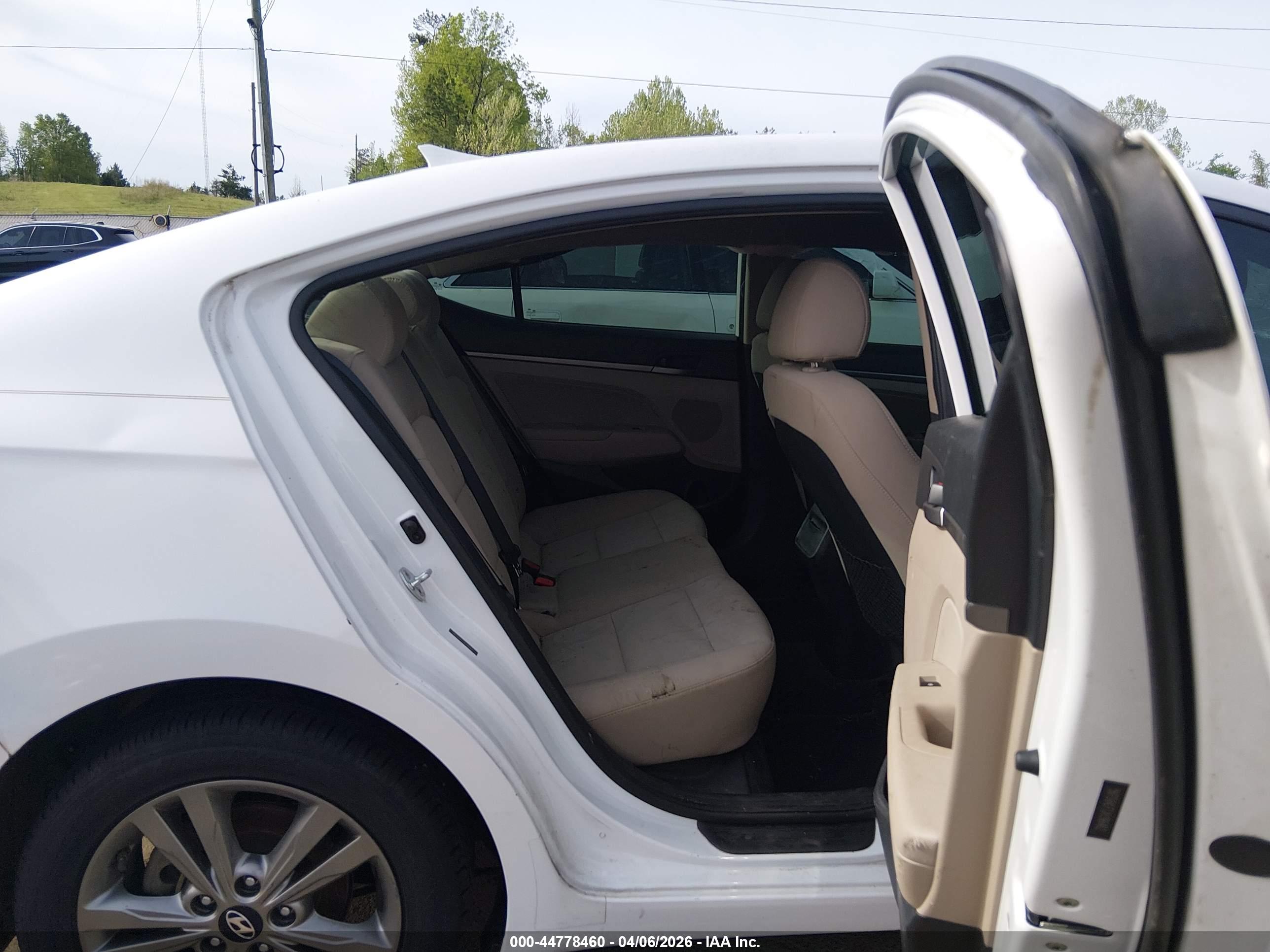 HYUNDAI ELANTRA image 8