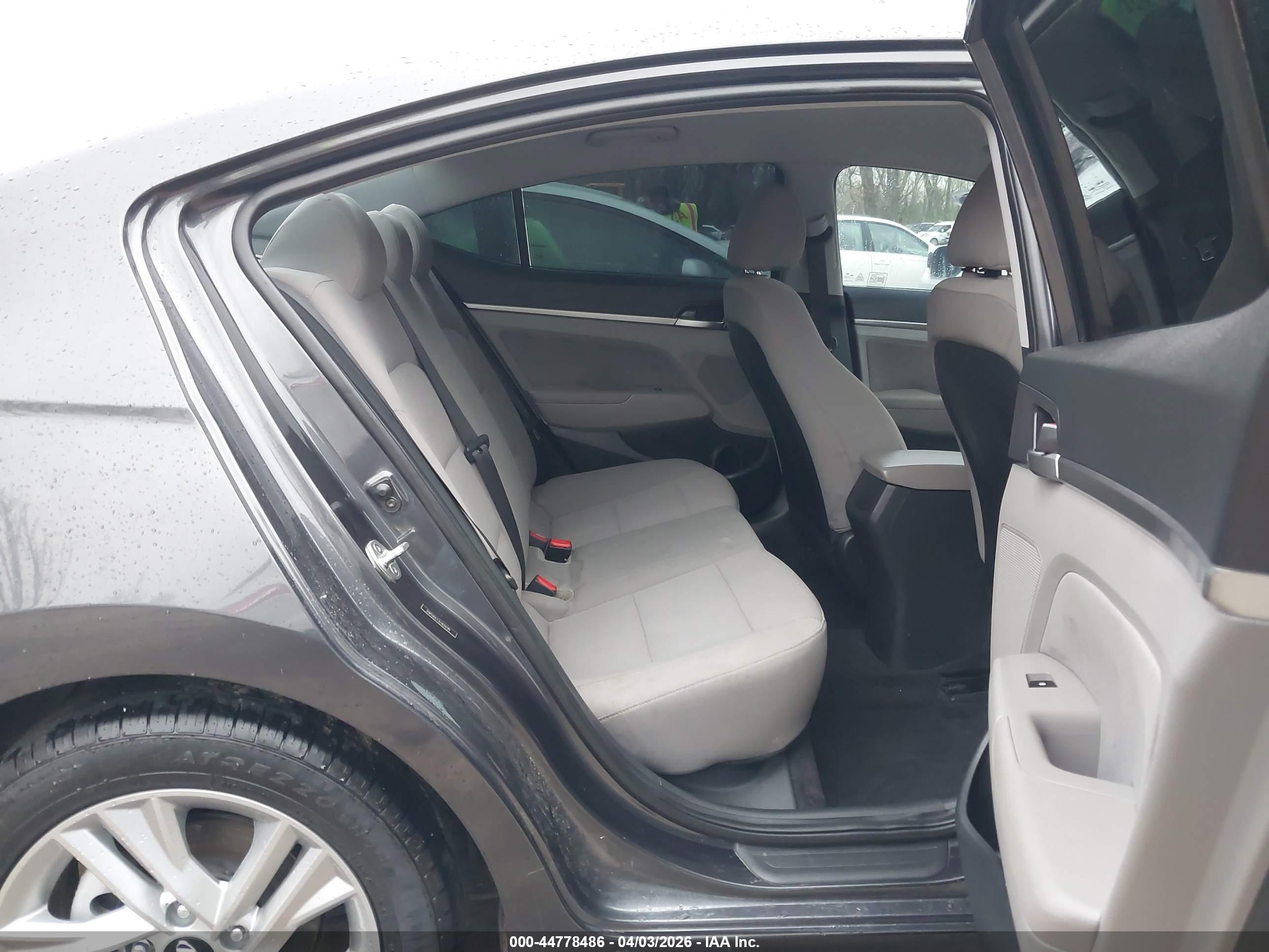 HYUNDAI ELANTRA image 8