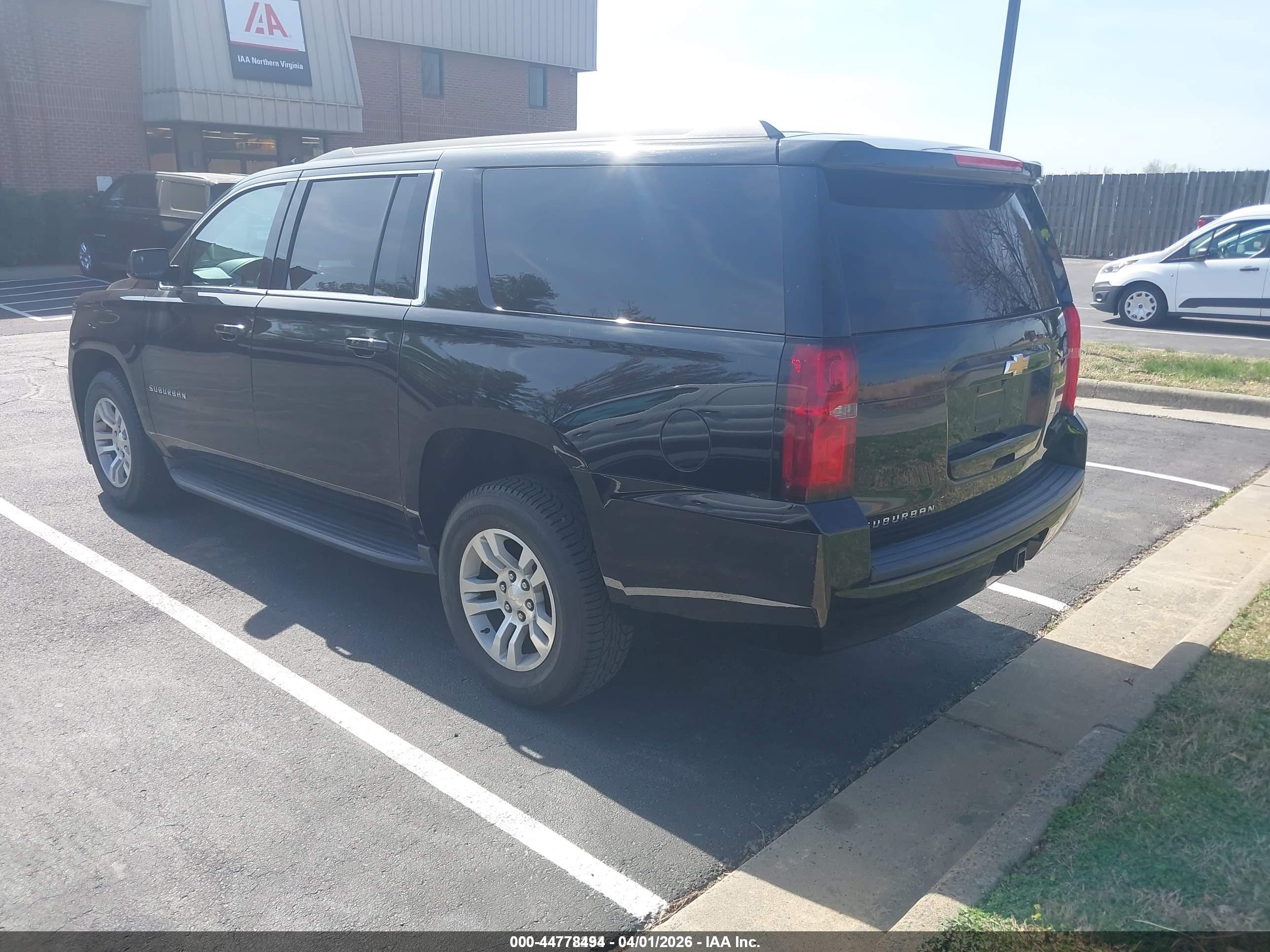 CHEVROLET SUBURBAN image 3
