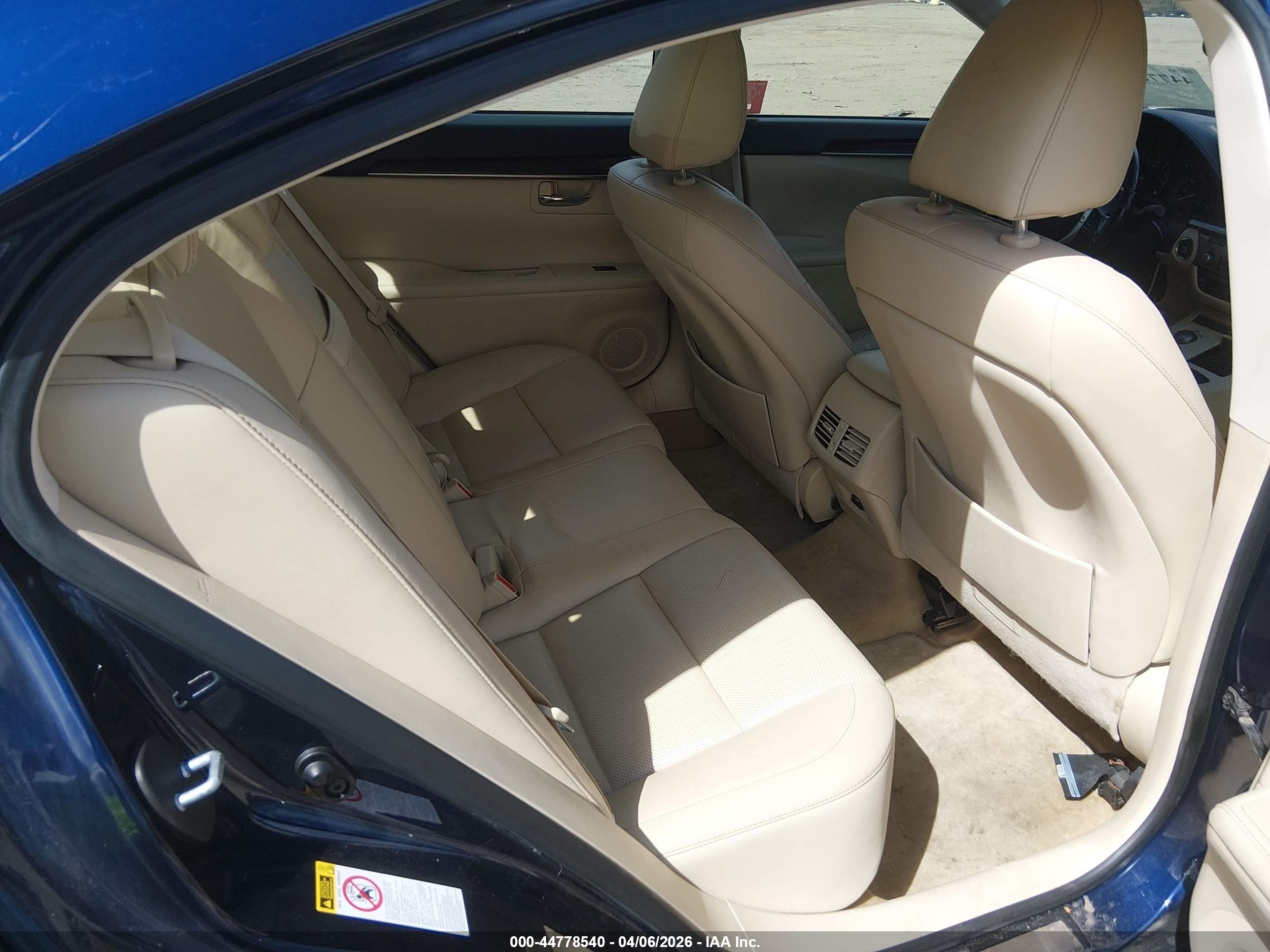 LEXUS ES image 8