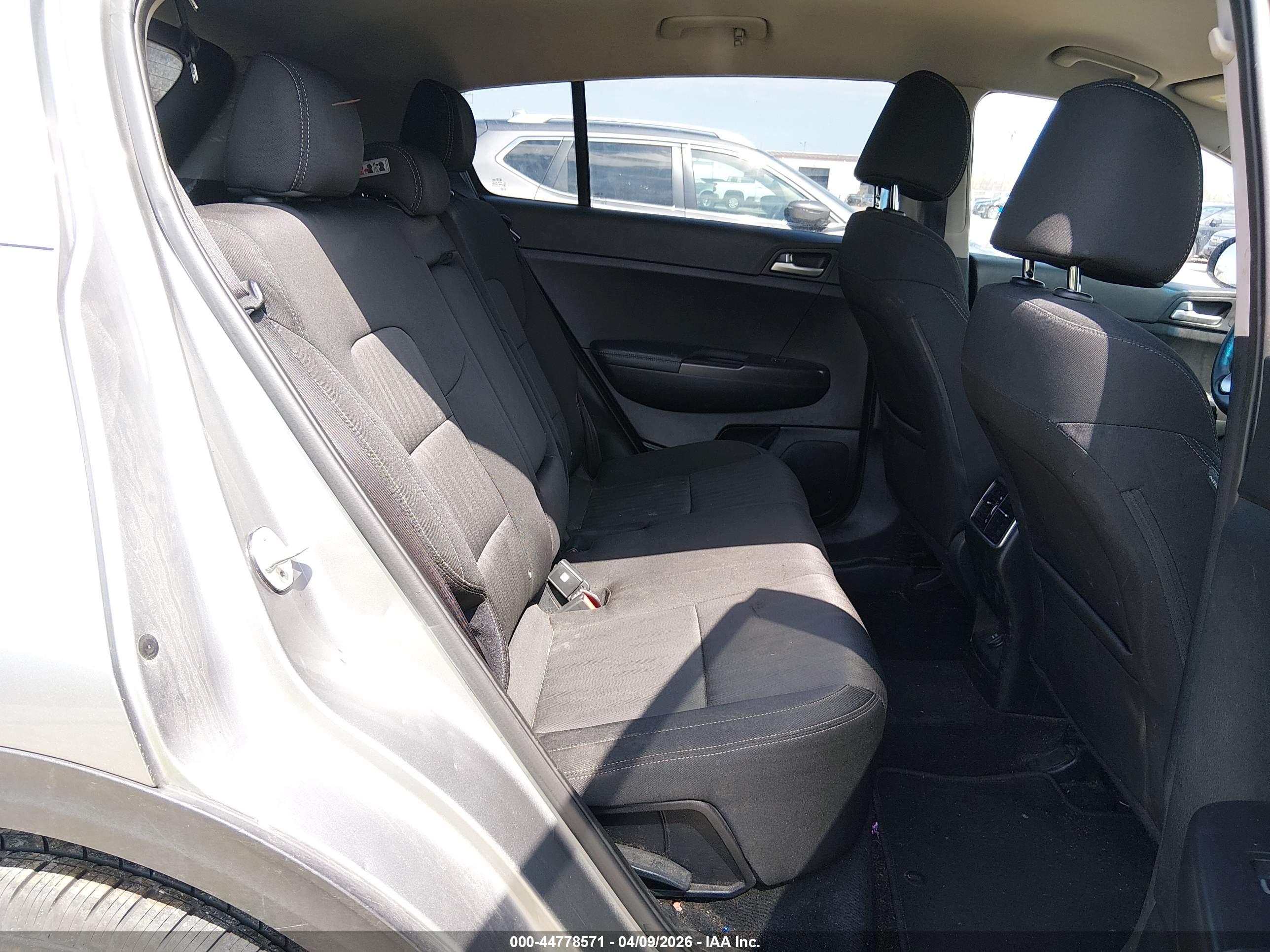 KIA SPORTAGE image 8