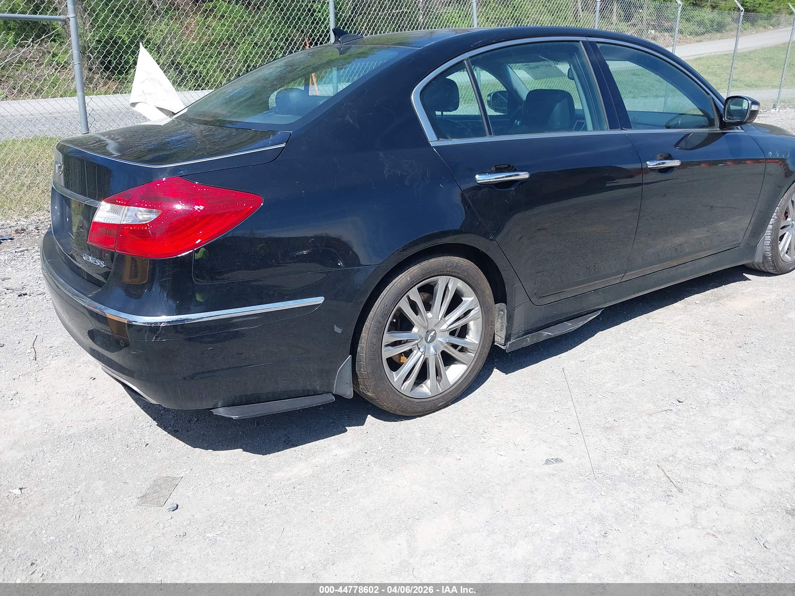 HYUNDAI GENESIS image 4