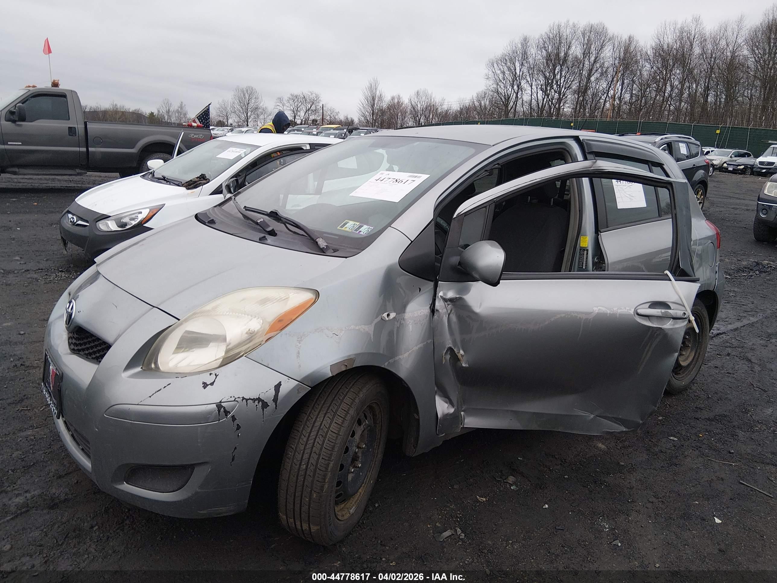 TOYOTA YARIS image 2