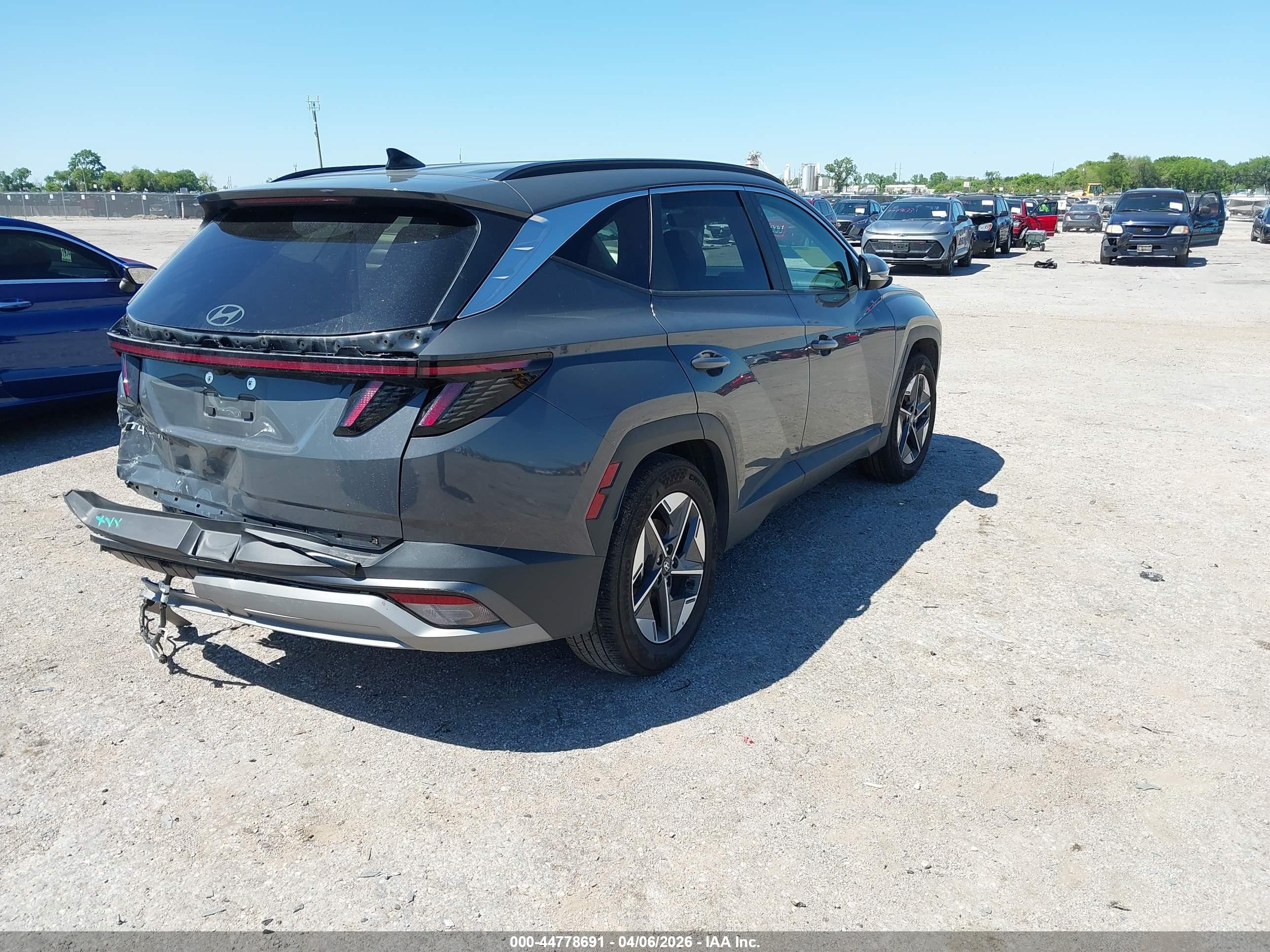 HYUNDAI TUCSON image 4