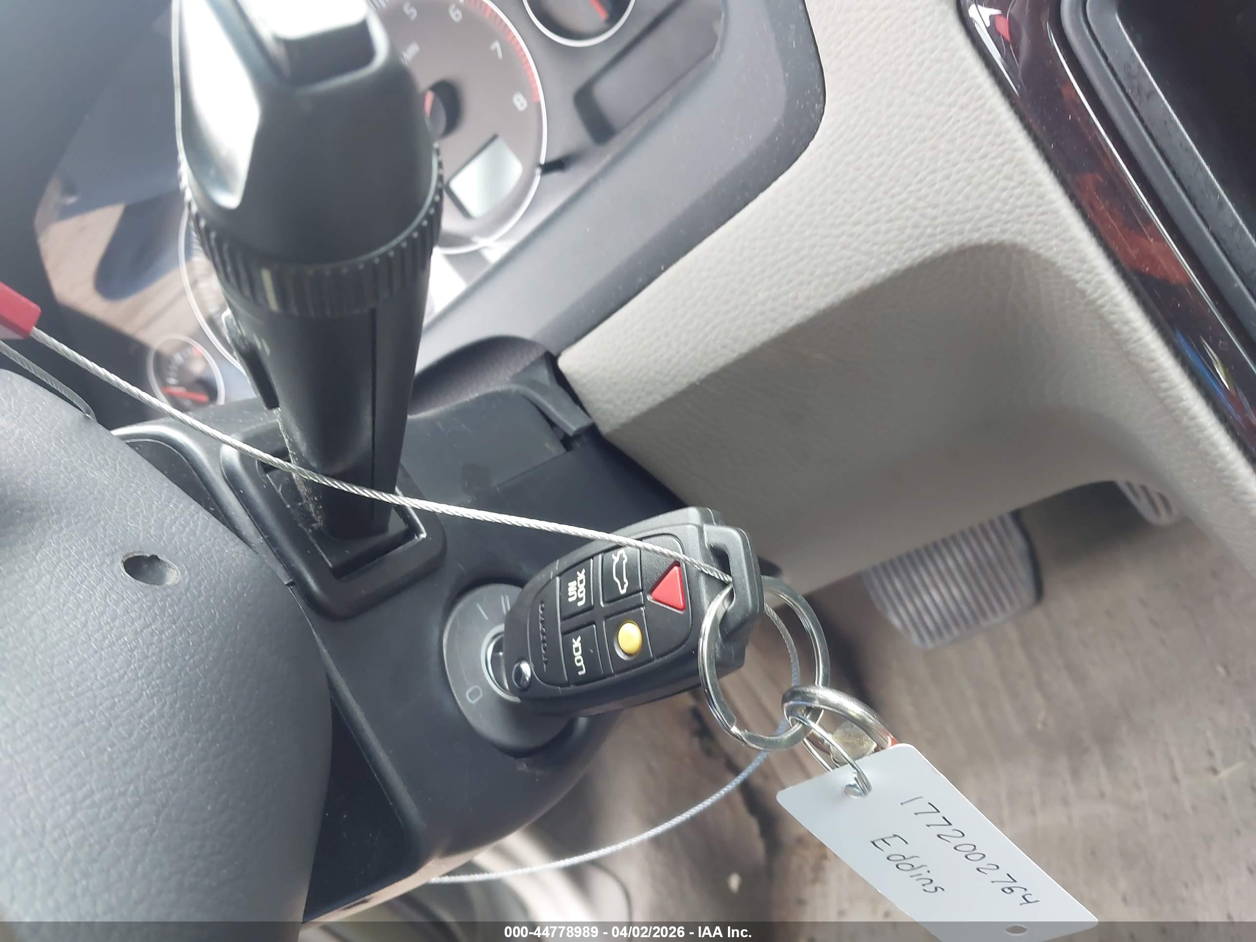 VOLVO XC70 image 11