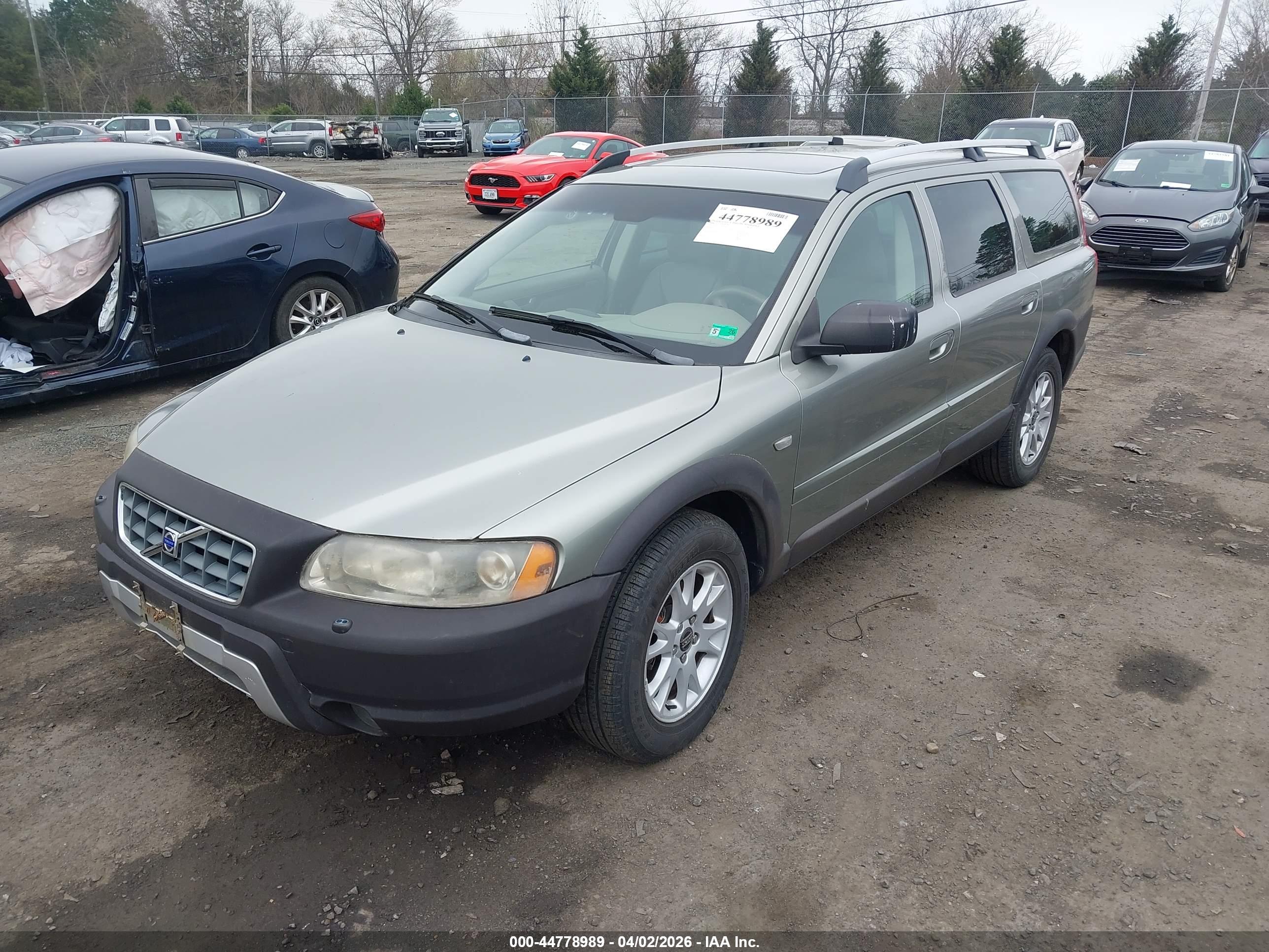 VOLVO XC70 image 2