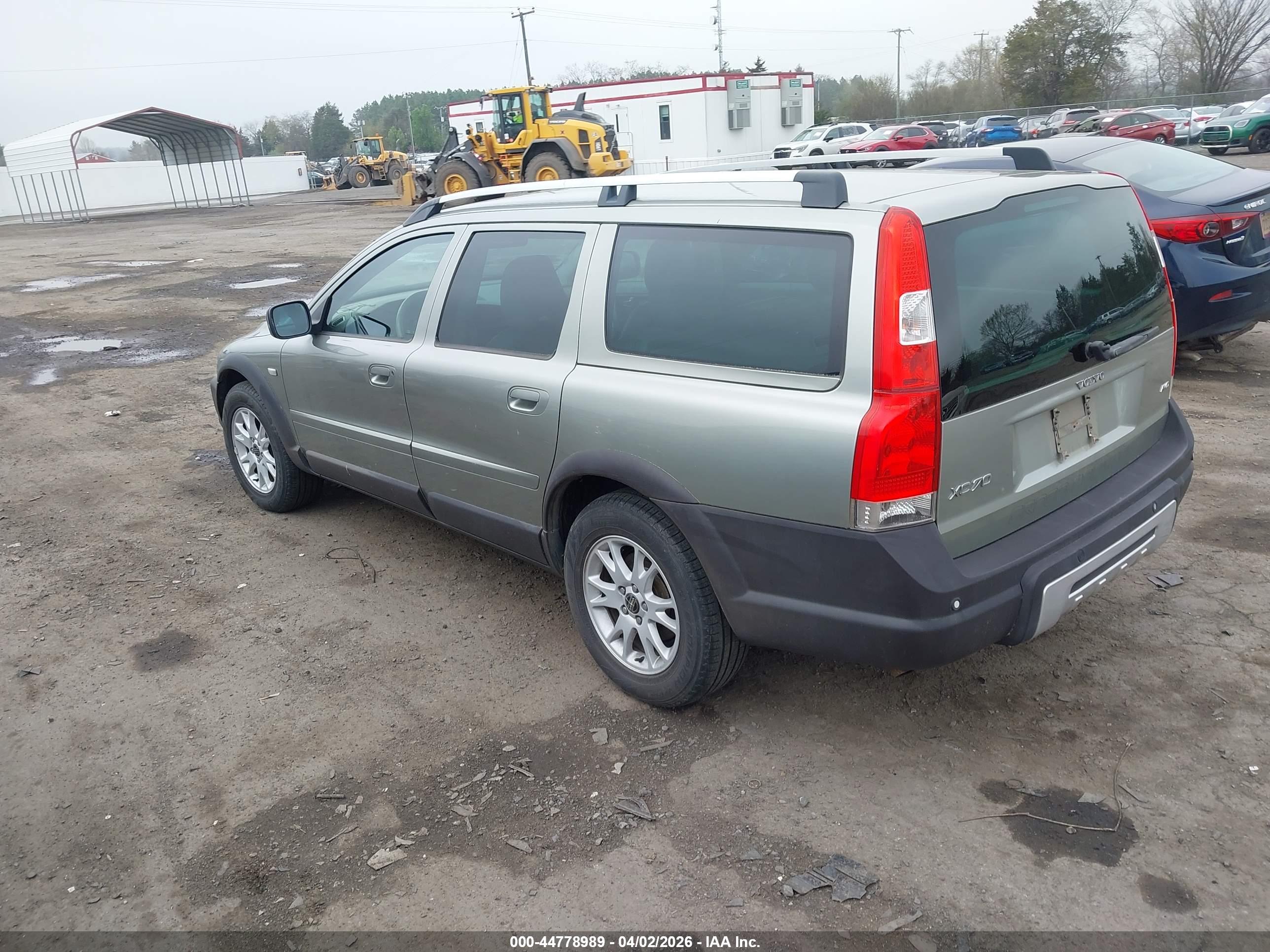 VOLVO XC70 image 3