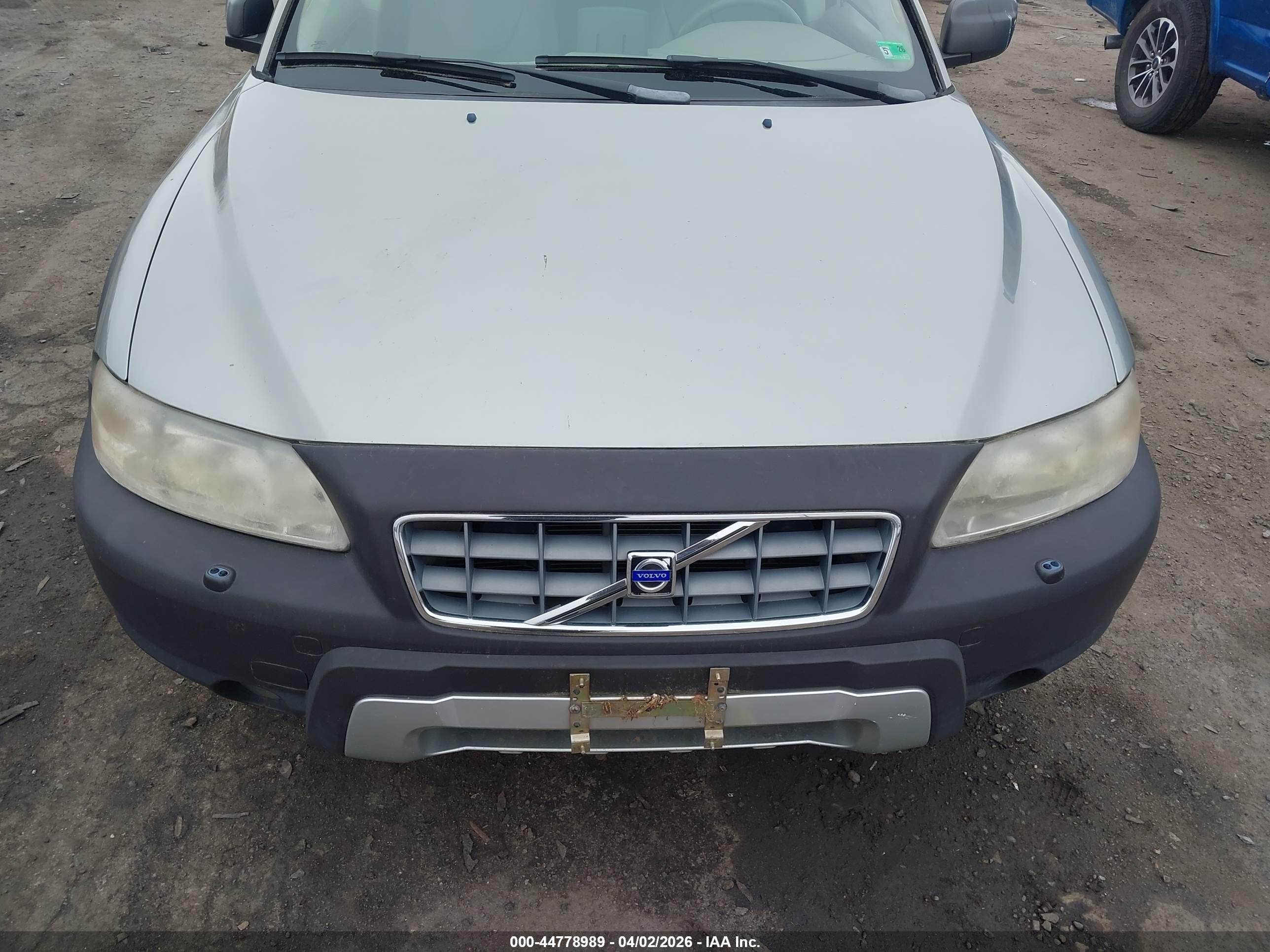 VOLVO XC70 image 6