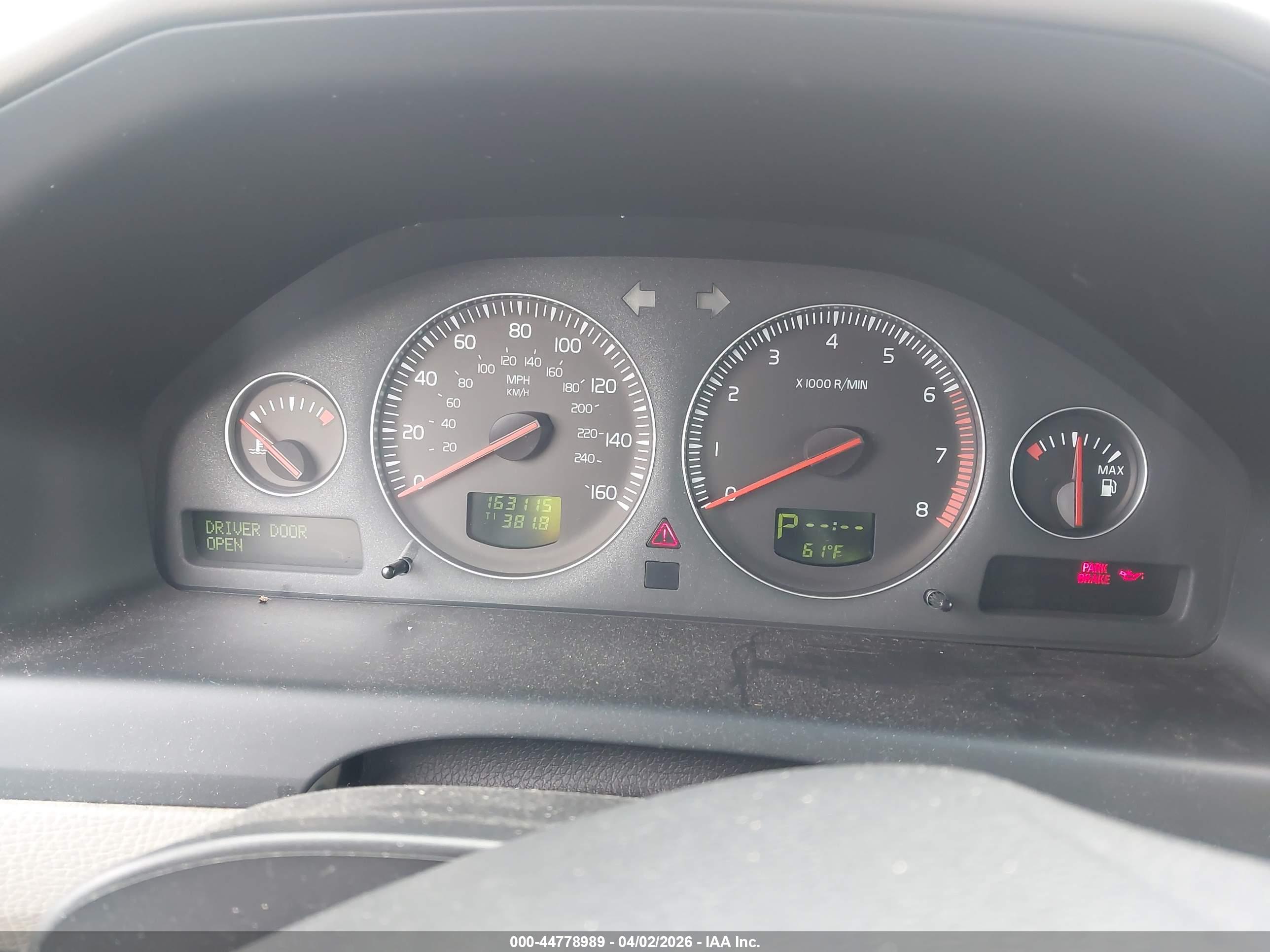 VOLVO XC70 image 7