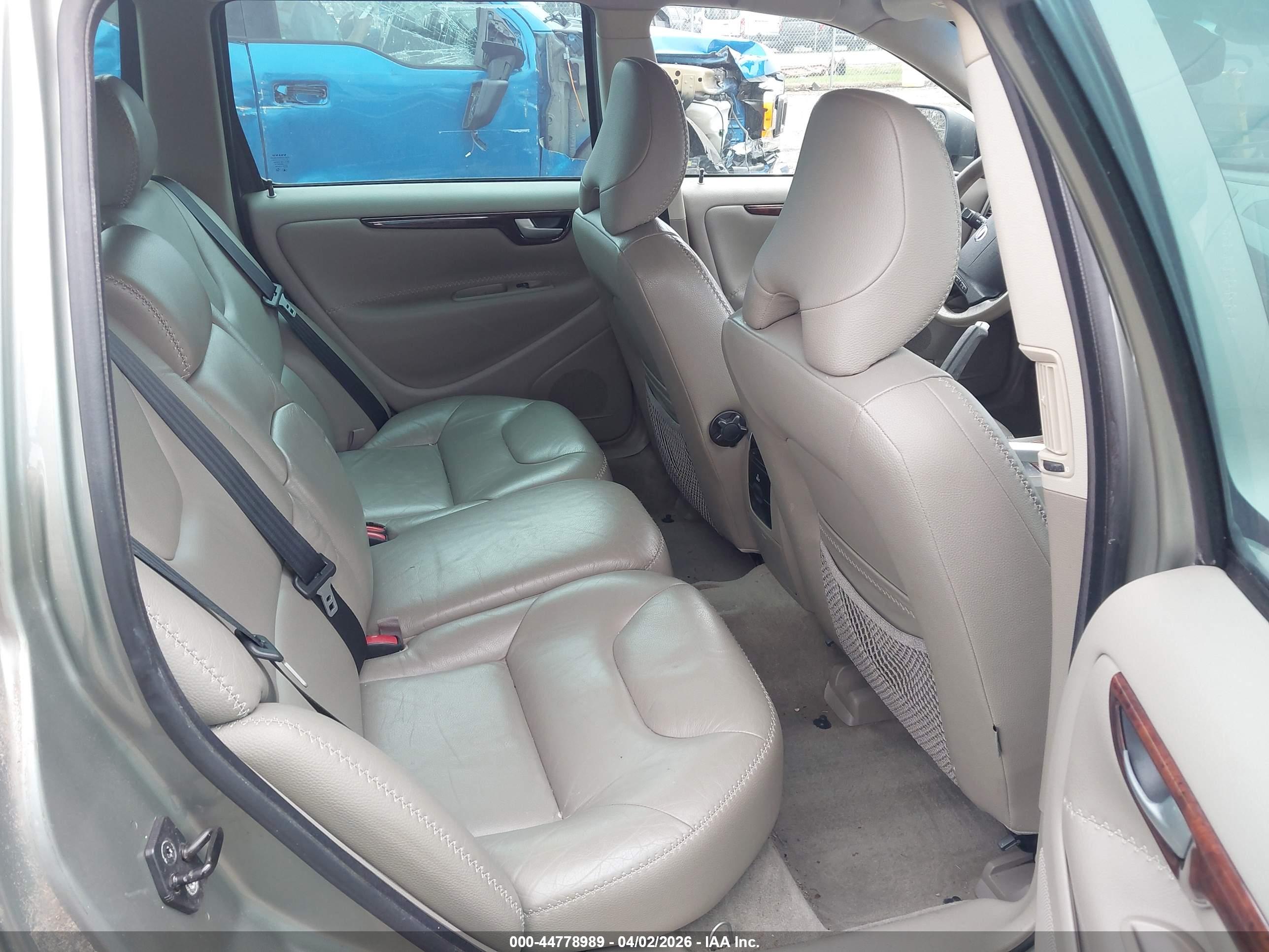 VOLVO XC70 image 8