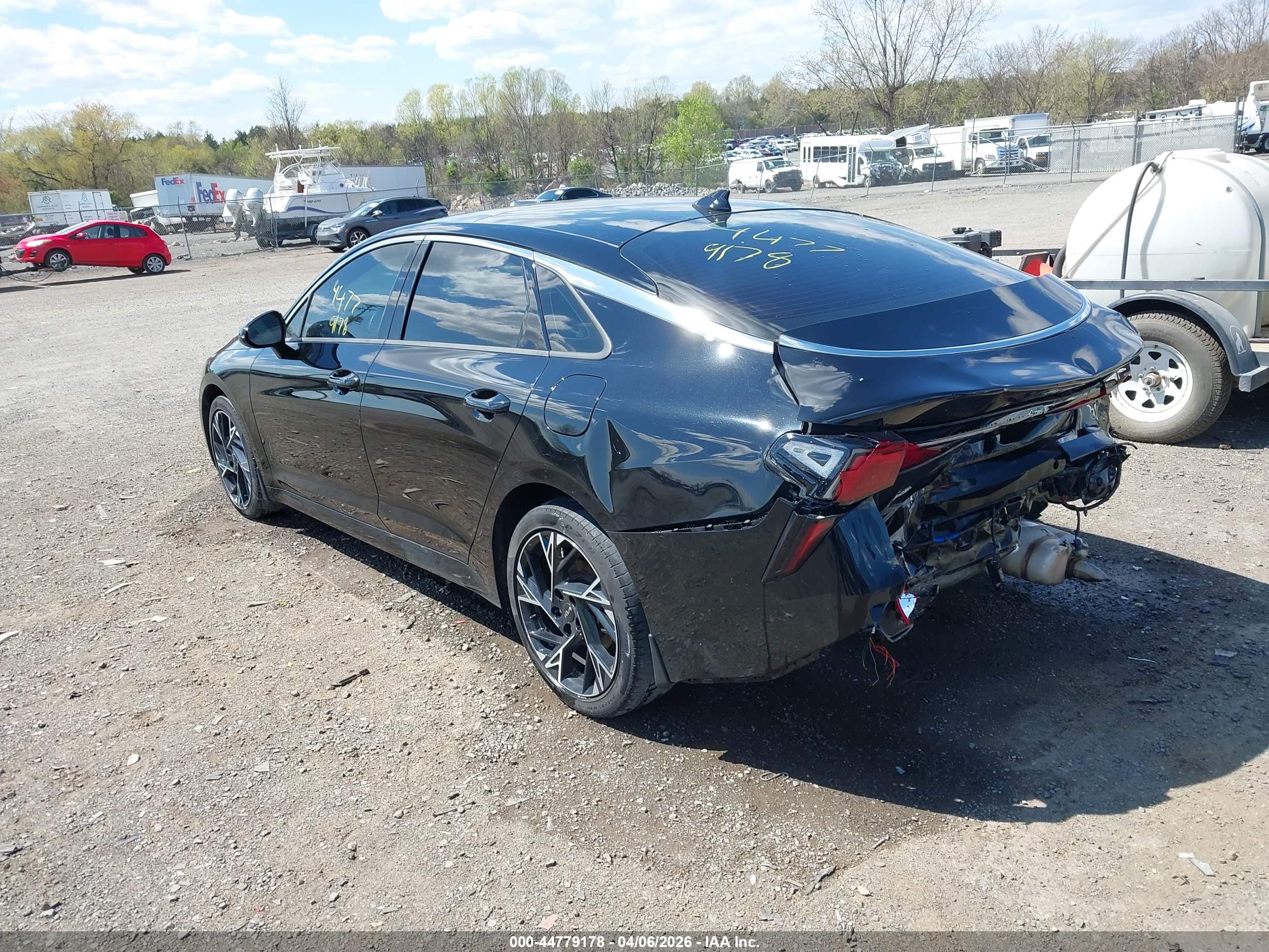 KIA K5 image 3
