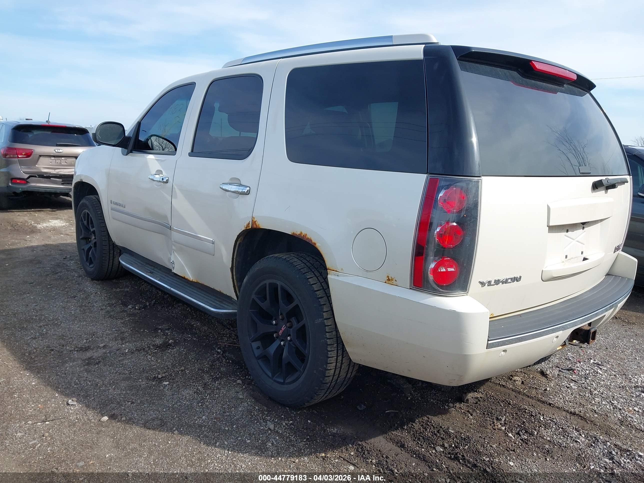 GMC YUKON image 3