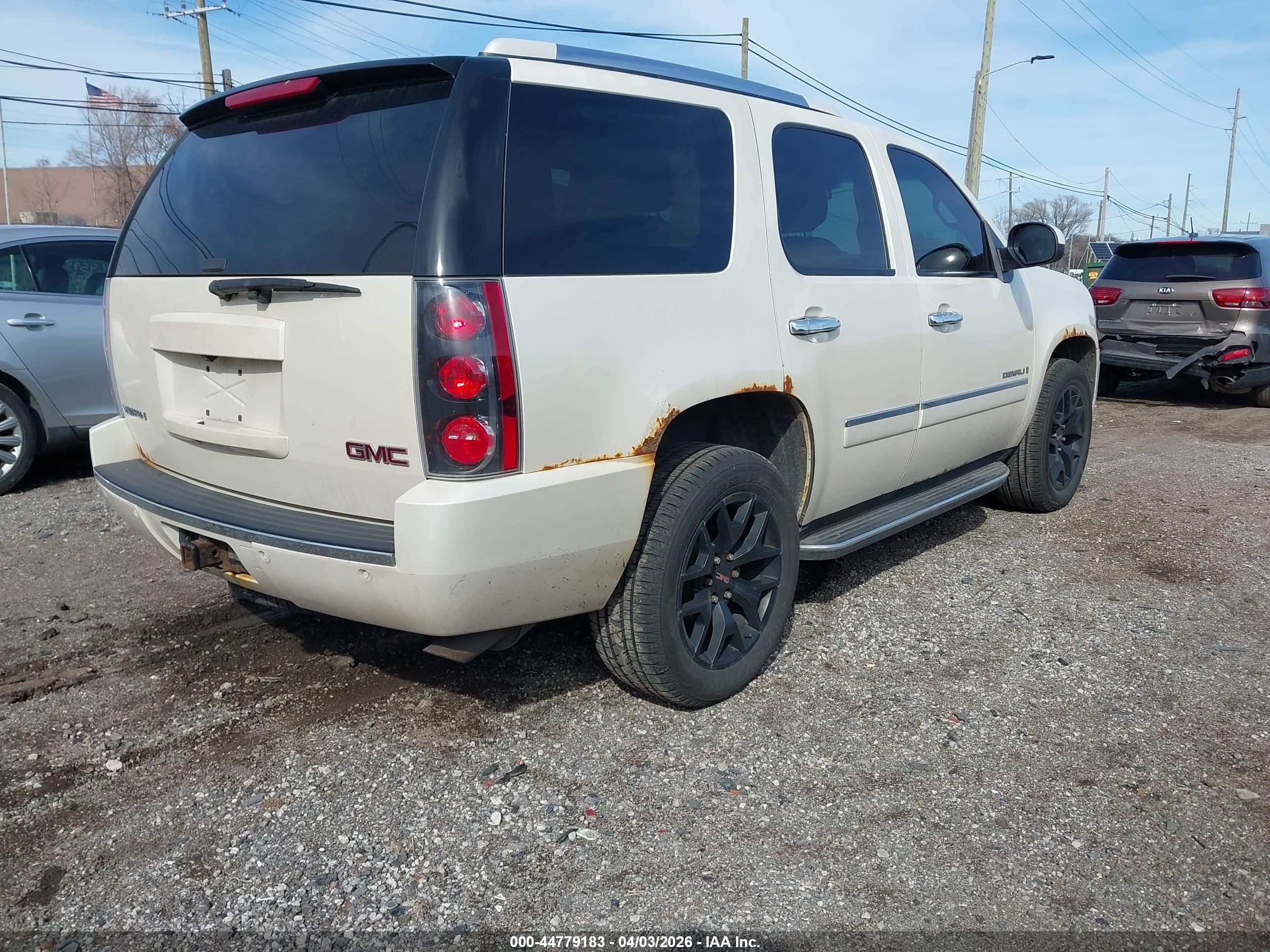 GMC YUKON image 4