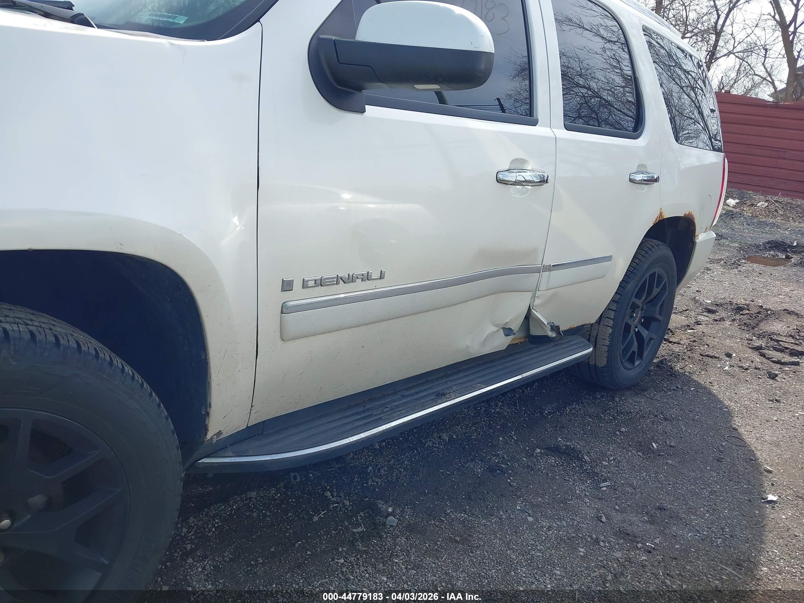GMC YUKON image 6