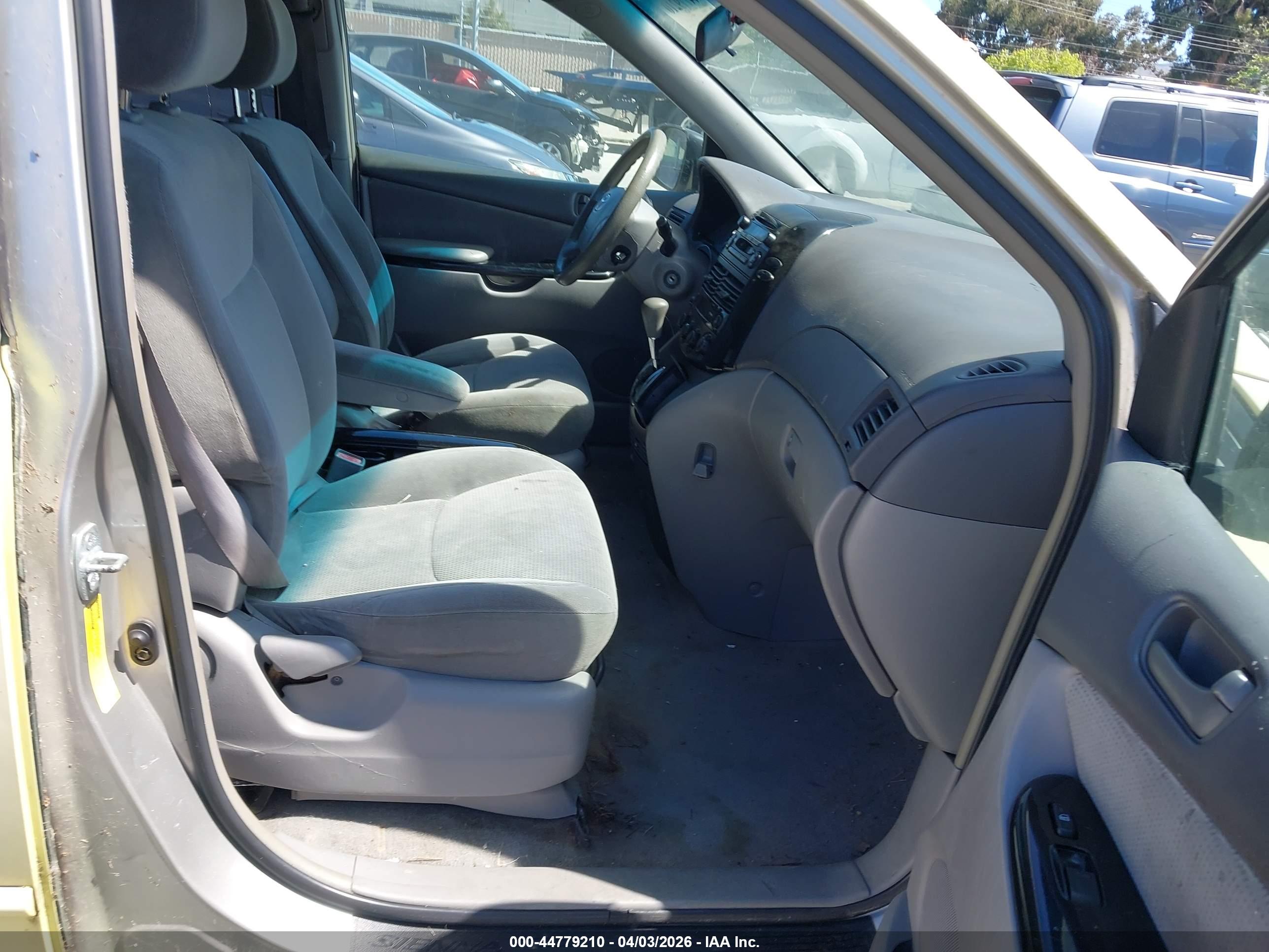 TOYOTA SIENNA image 5