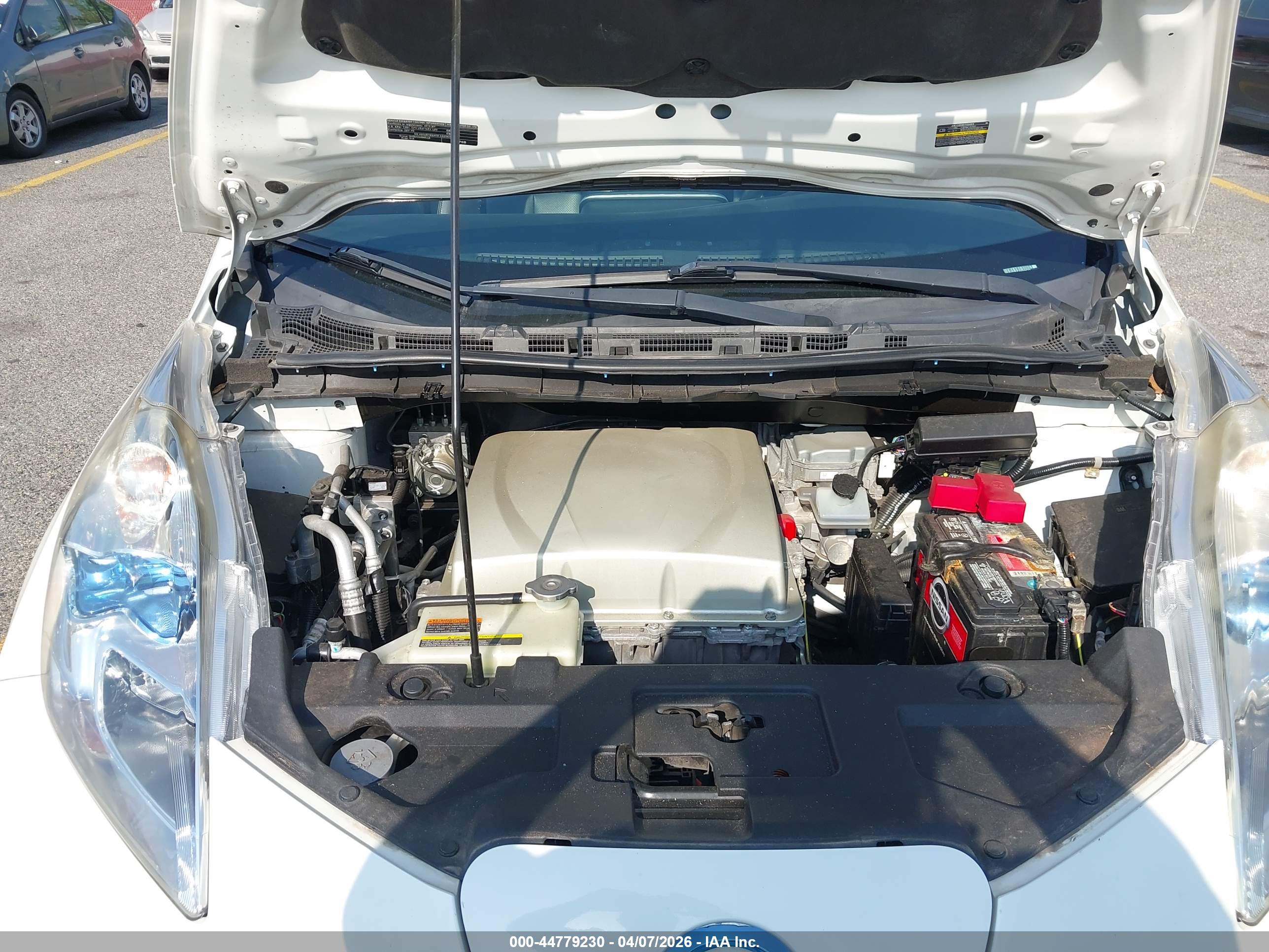 NISSAN LEAF image 10