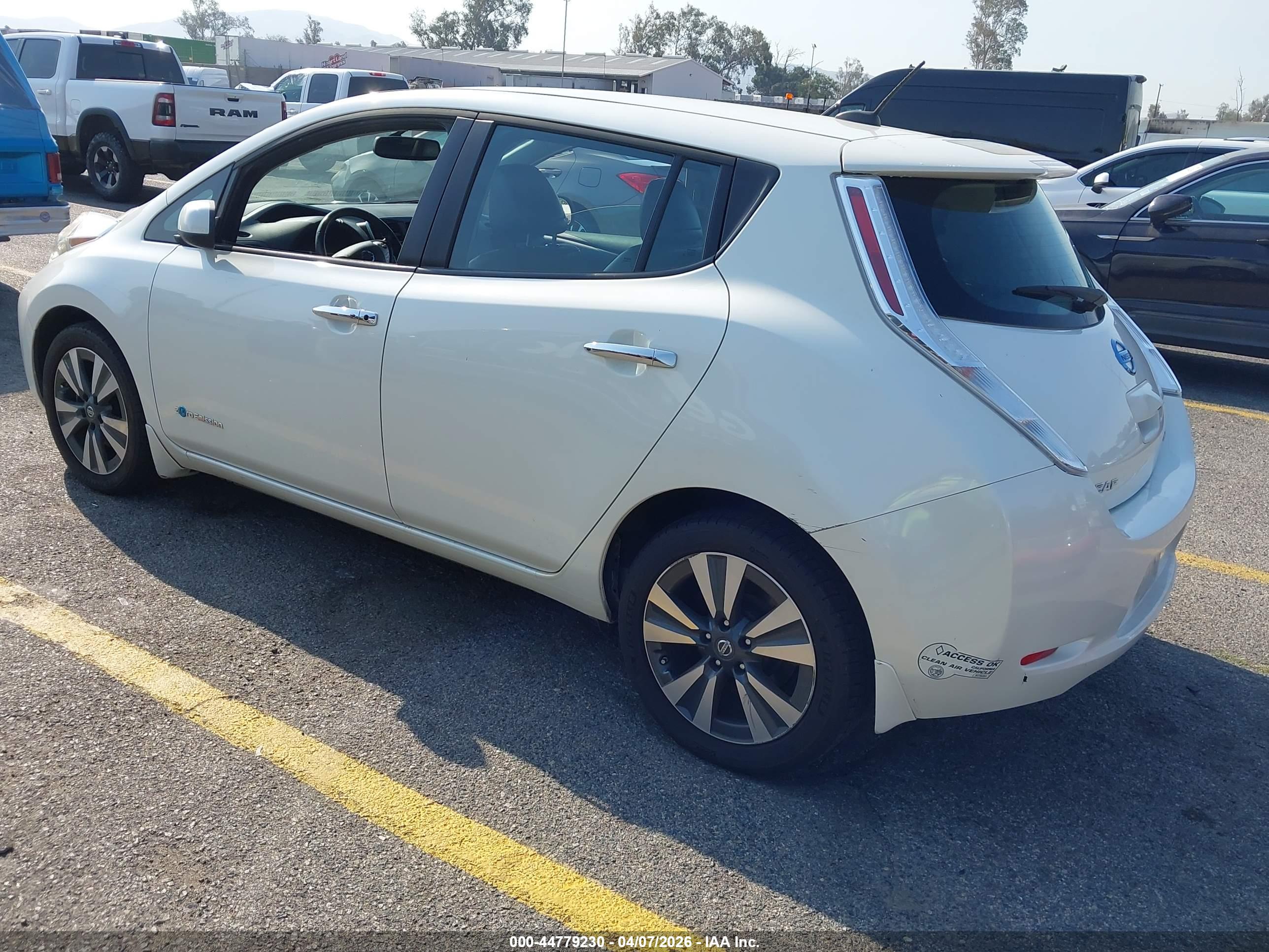 NISSAN LEAF image 3