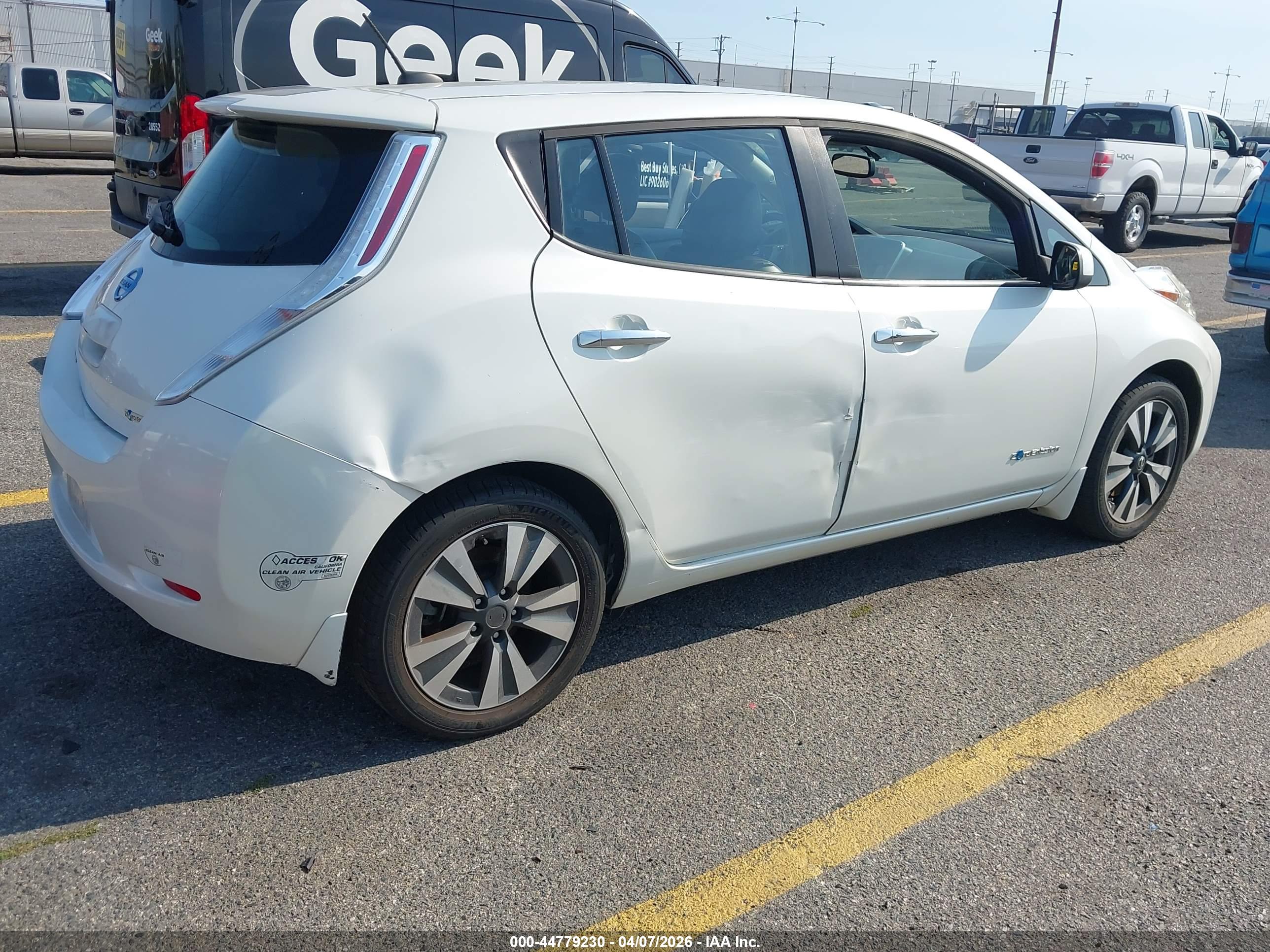 NISSAN LEAF image 4
