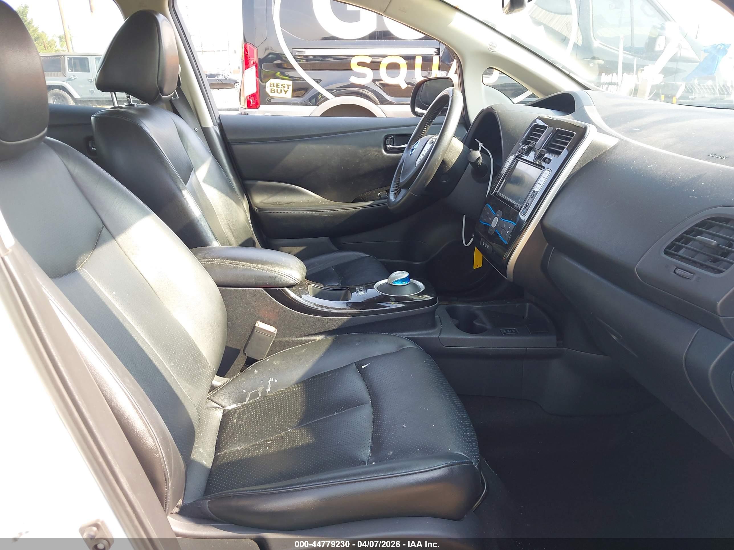 NISSAN LEAF image 5