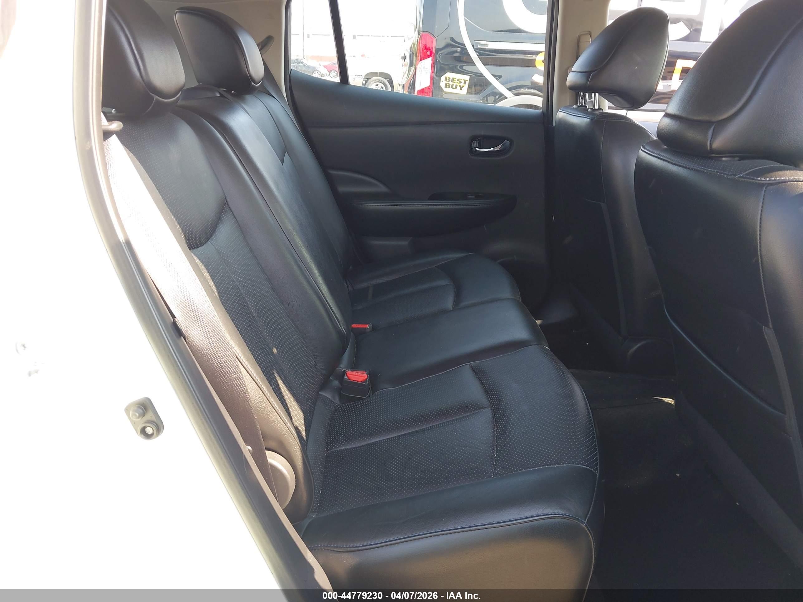 NISSAN LEAF image 8